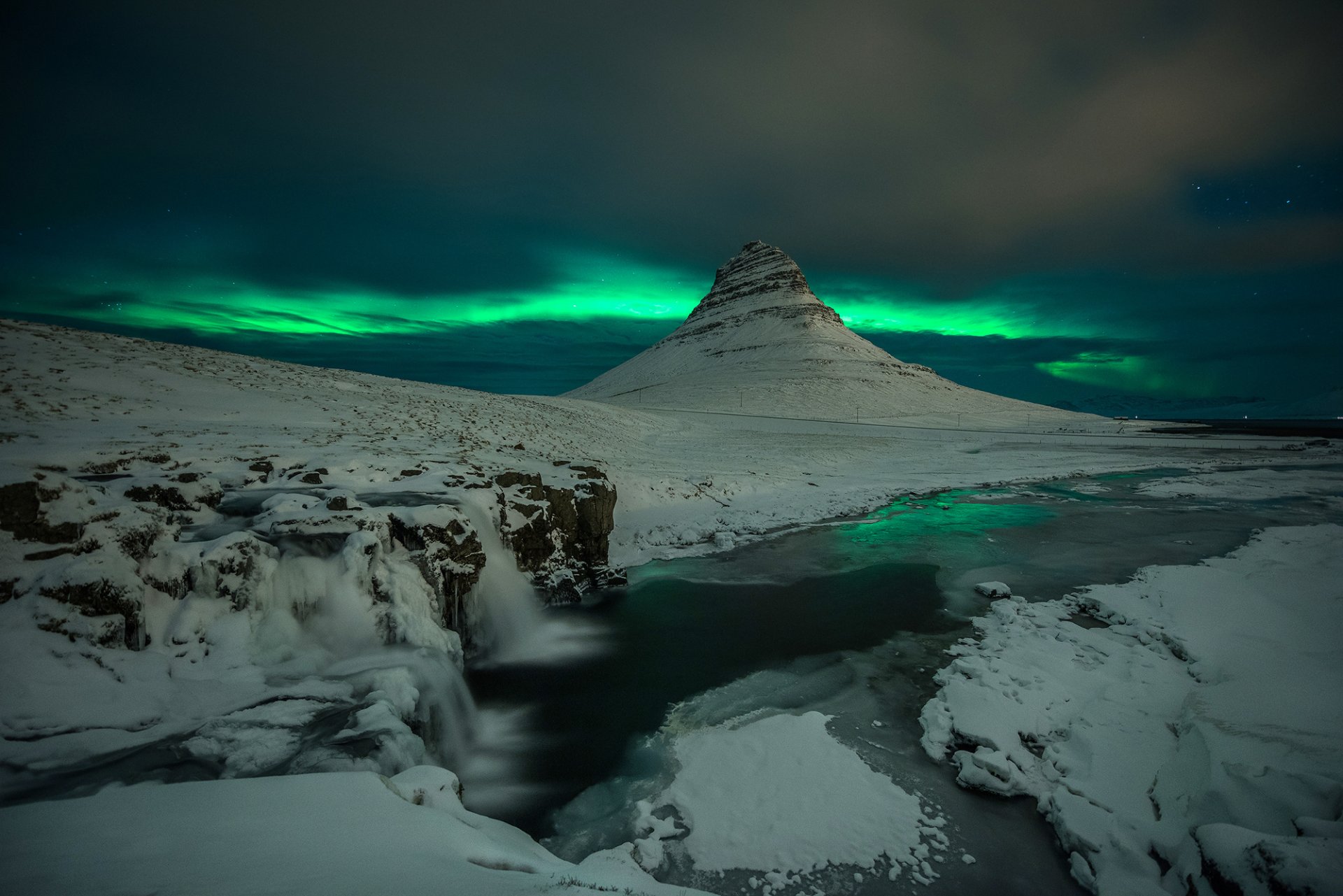 islandia kirkjufell montaña volcán rocas cascada nieve noche aurora boreal