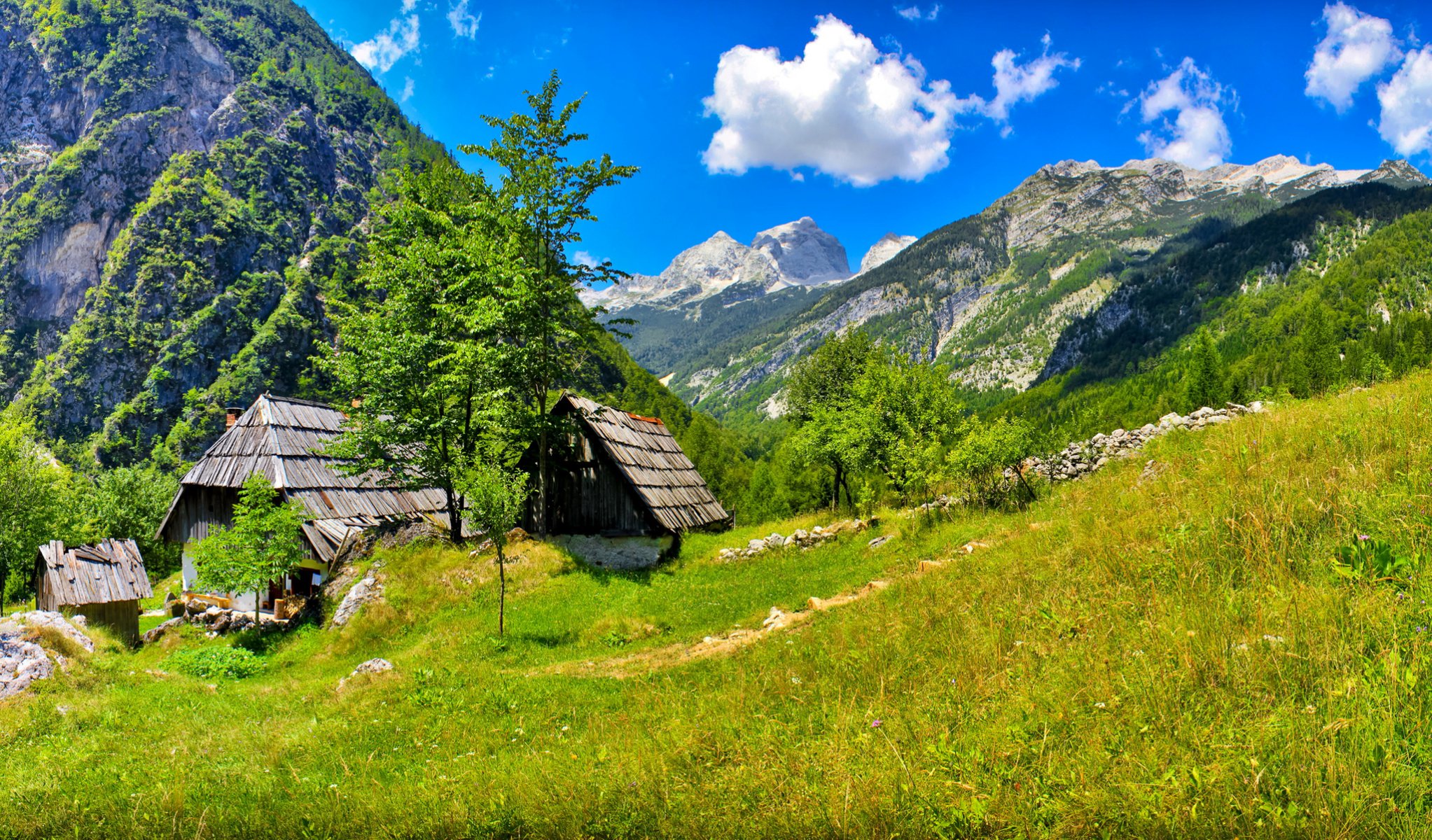 bovec slowenien himmel wolken berge haus bäume gras natur