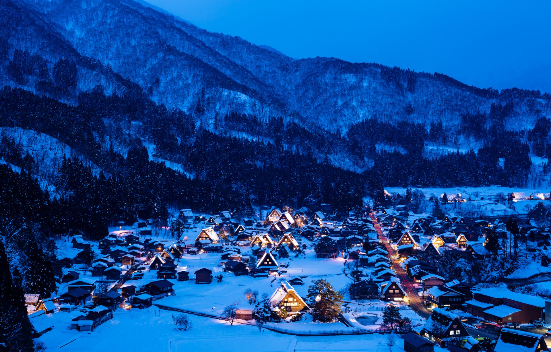 shirakawa-go gokayama île de honshu japon nuit lumières maisons montagnes hiver neige