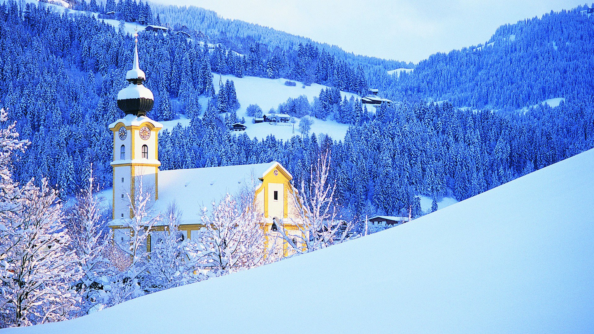 ciel montagnes hiver neige église forêt arbres maison horloge tour