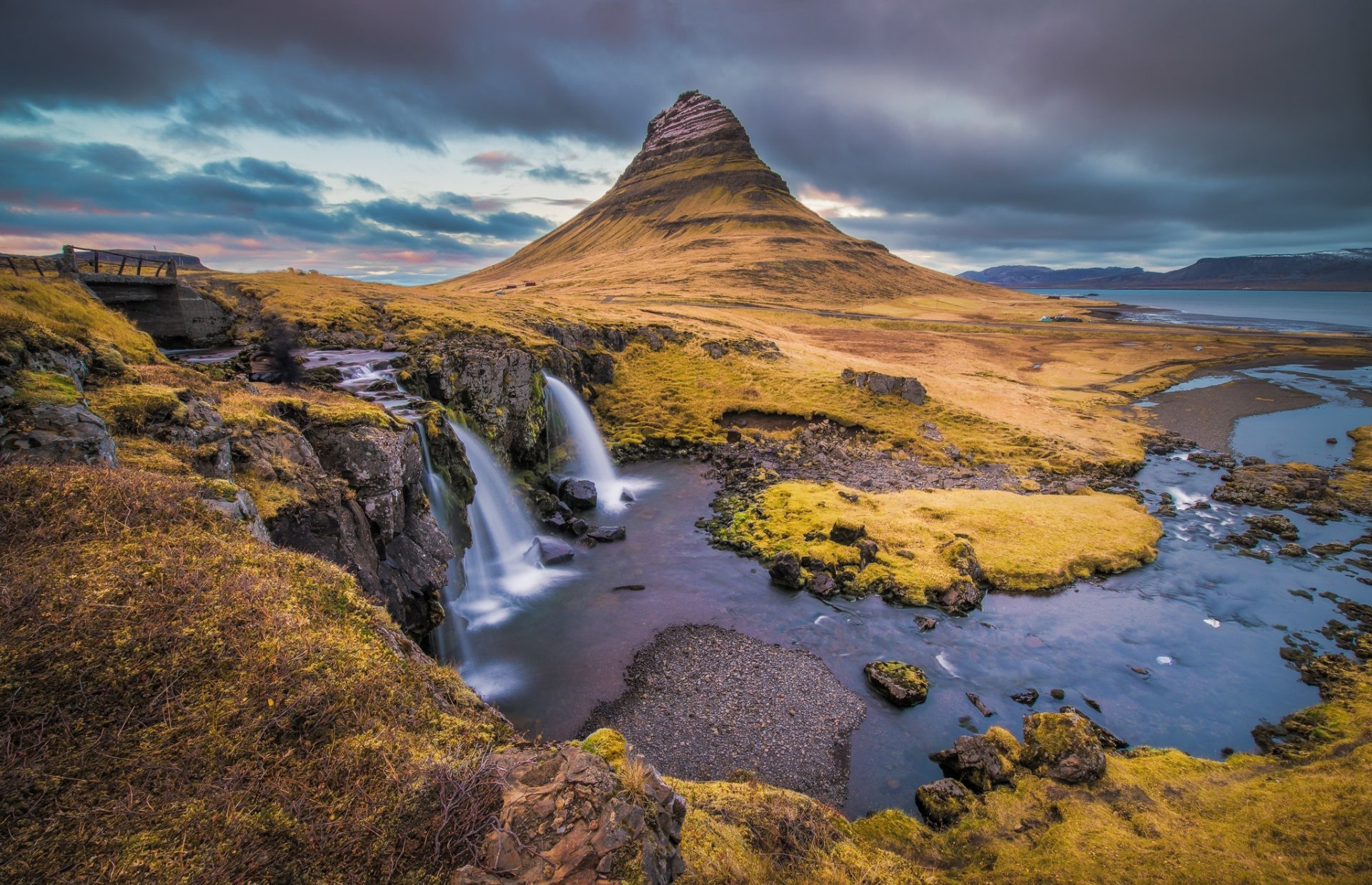 kirkjufell islande ciel nuages montagne cascade mer rivière pont