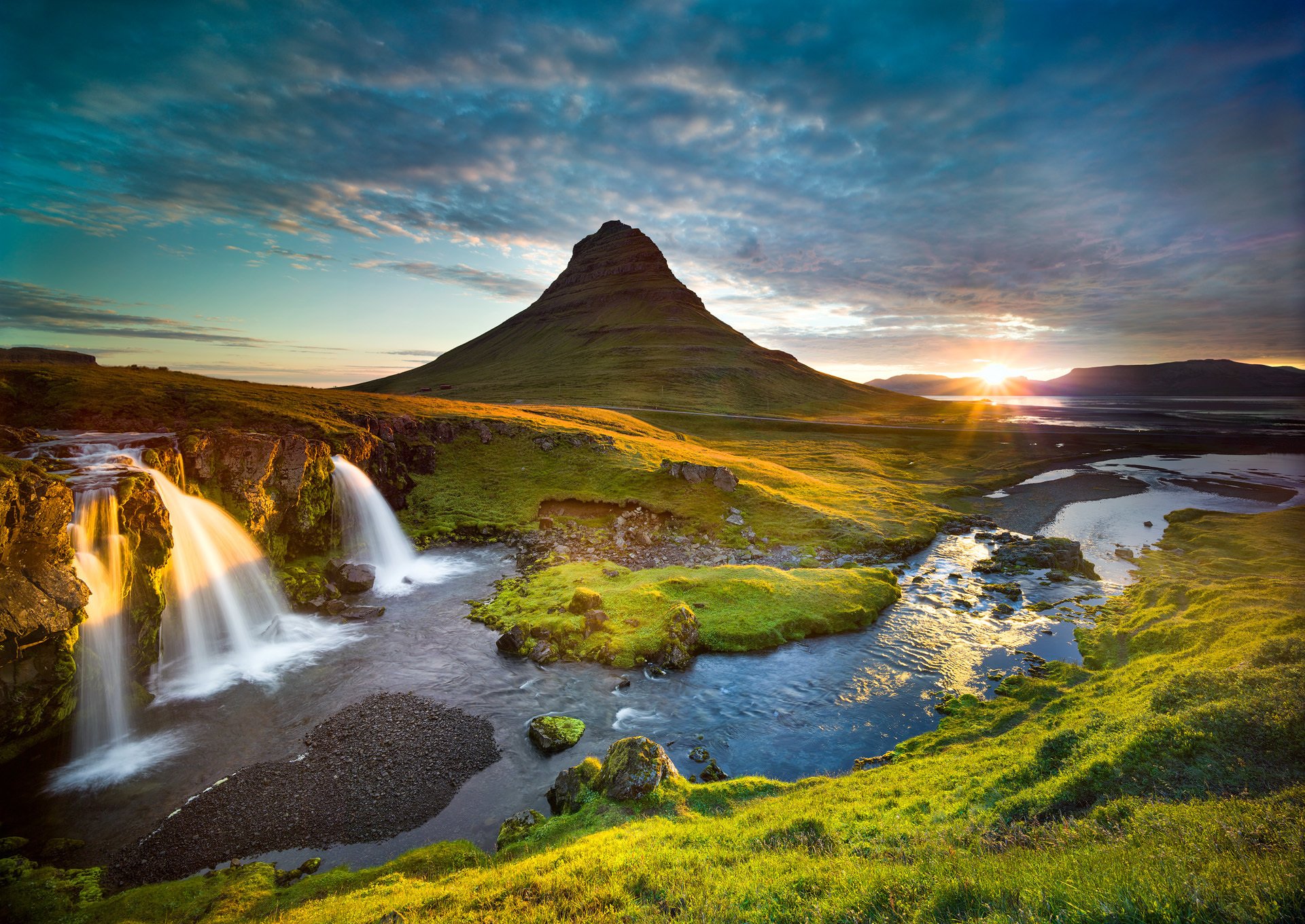 islande grundarfjörður montagne kirkjufel rivière cascade matin soleil