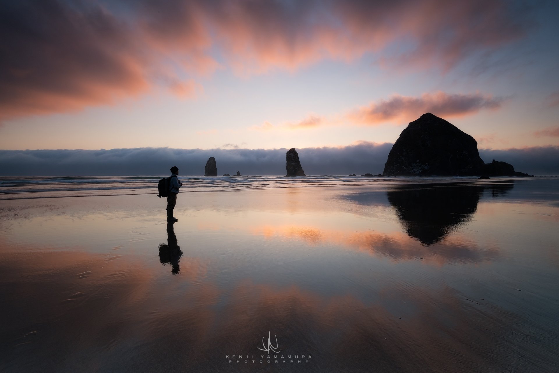 kenji yamamura photographe cannon beach botte de foin rock oregon usa homme ciel nuages