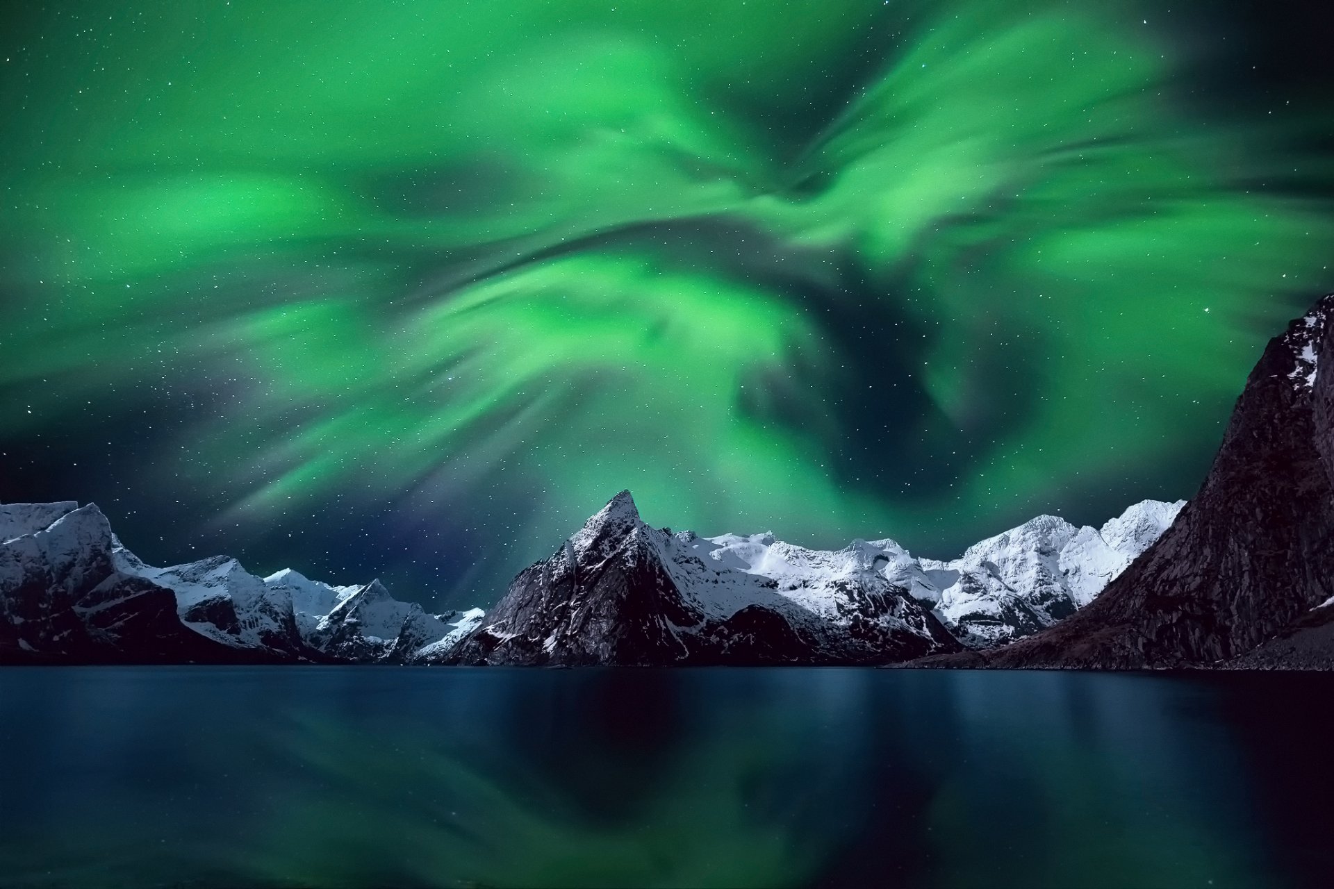 norvège îles lofoten nuit ciel étoiles aurores boréales montagnes neige