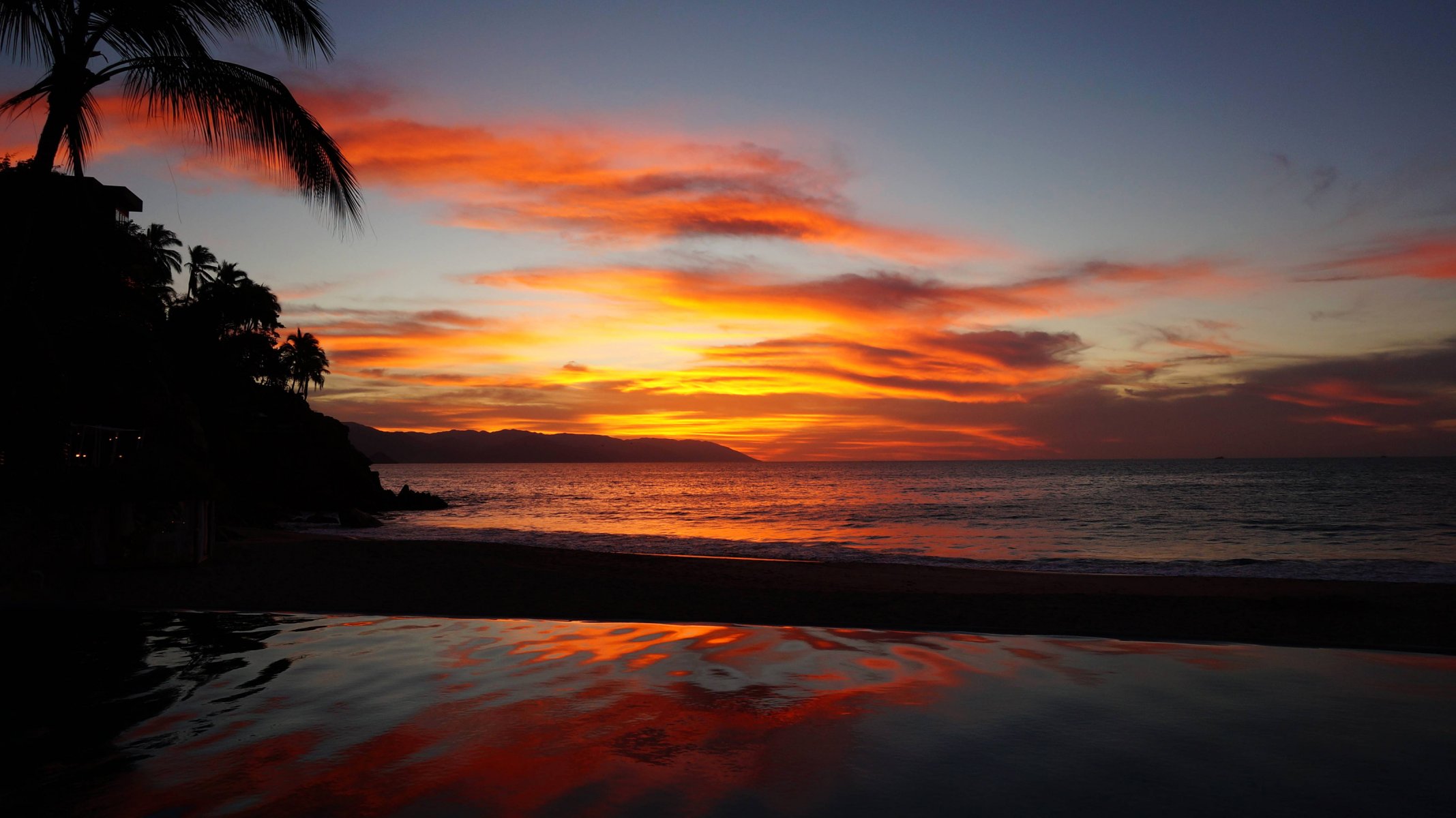 cielo nuvole tramonto mare oceano tropici palma piscina