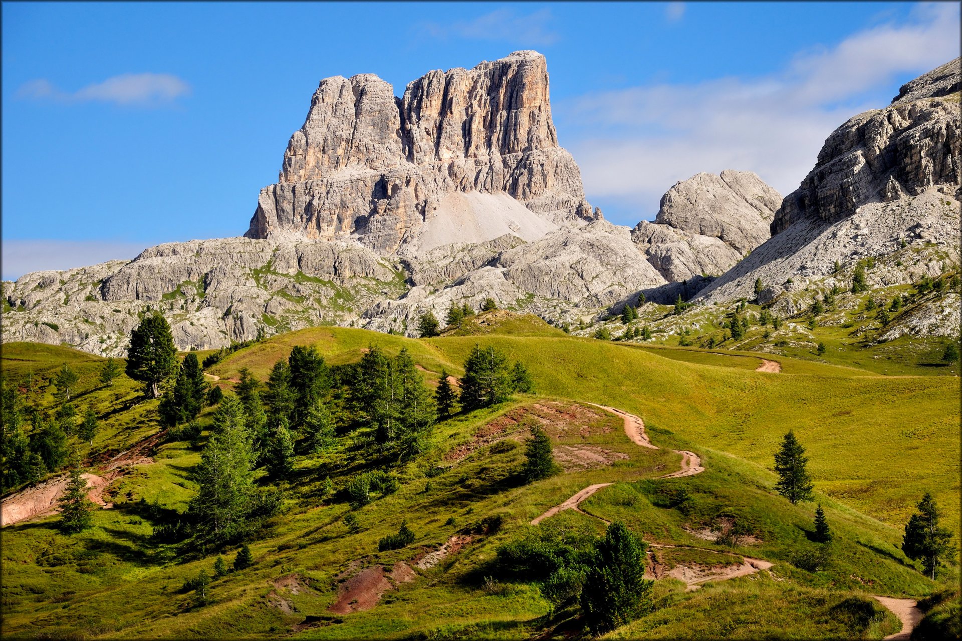 mont averau dolomites cortina d ampezzo italie ciel montagnes arbres herbe nature