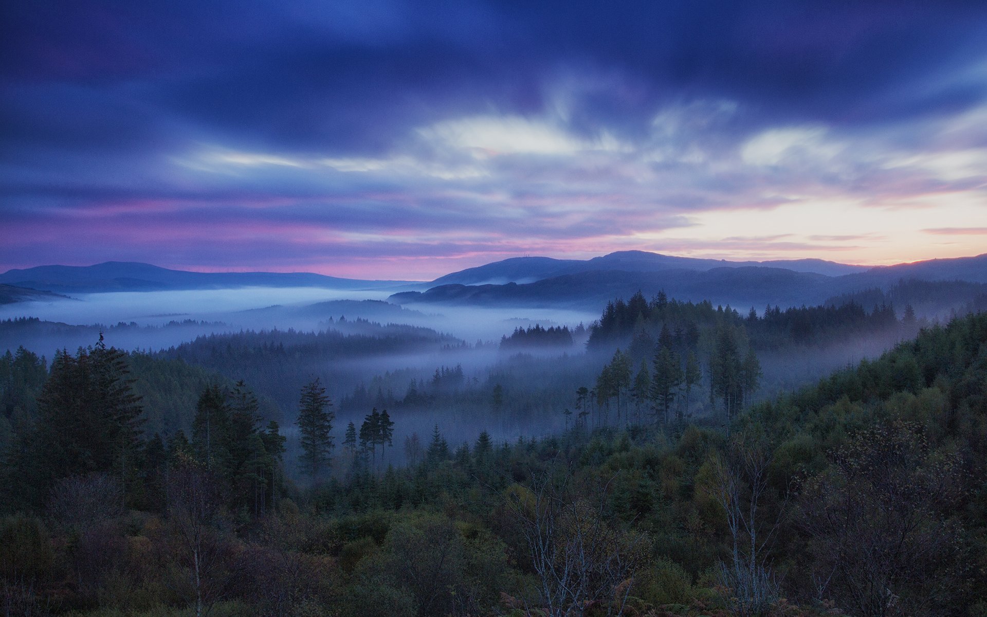 trossachs écosse collines forêt brouillard