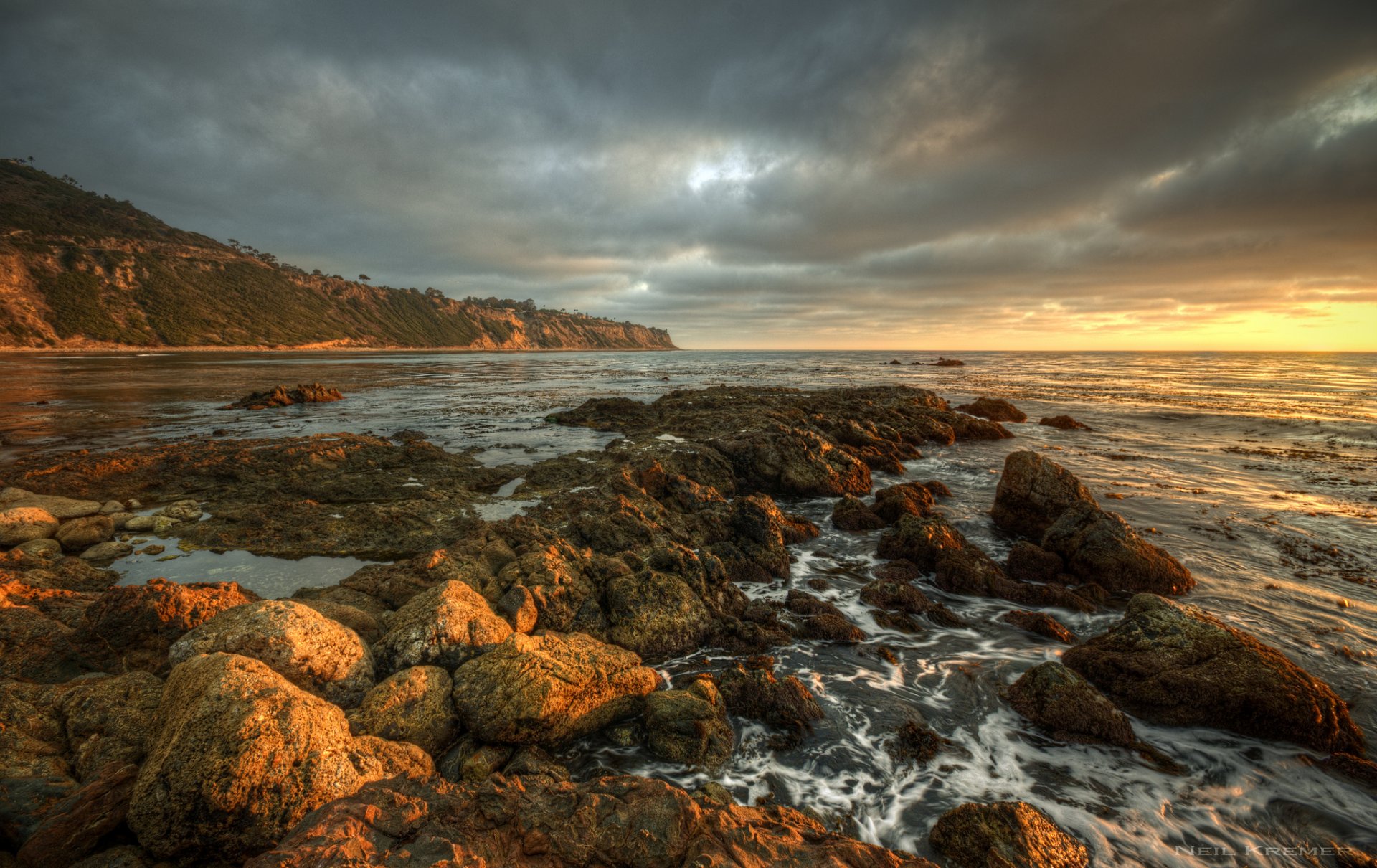 mer côte pierres nuages coucher de soleil