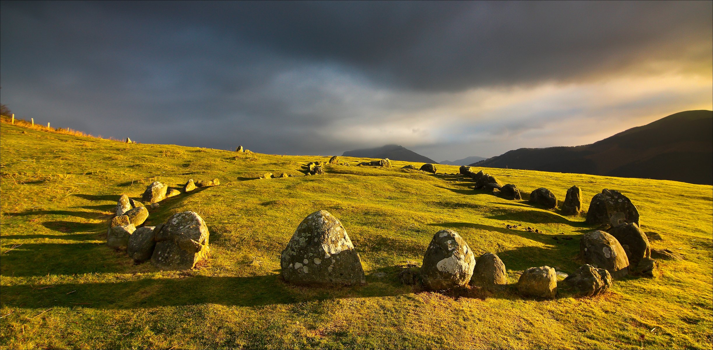 cielo nubes colinas piedras naturaleza montañas hierba puesta de sol