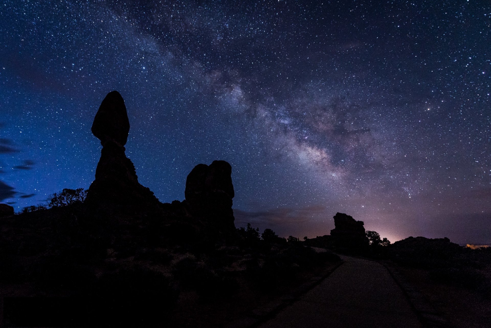 paysage silhouette route ciel étoiles nuit