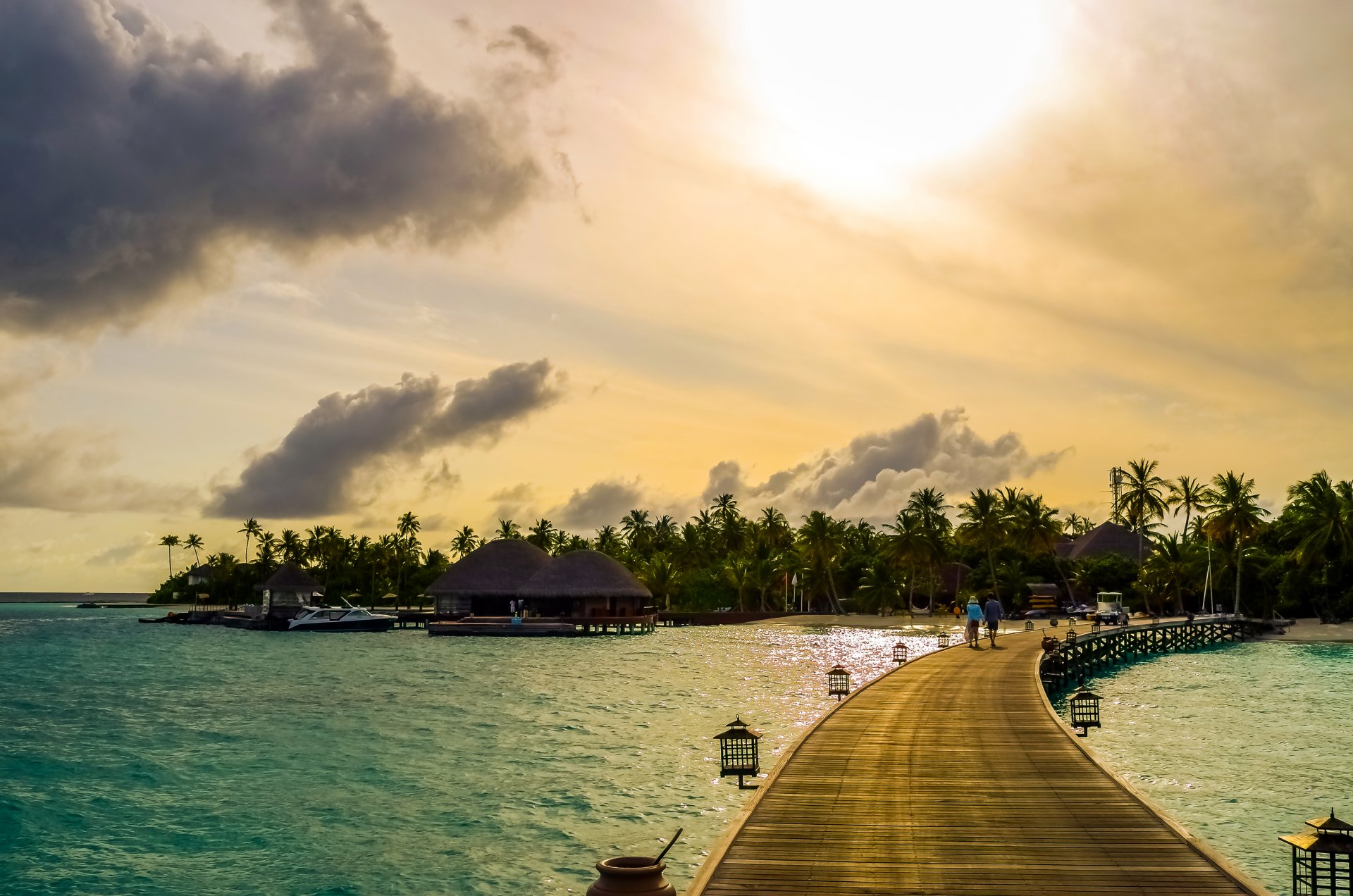 malediven tropen meer küste palmen boote liegeplatz bungalow