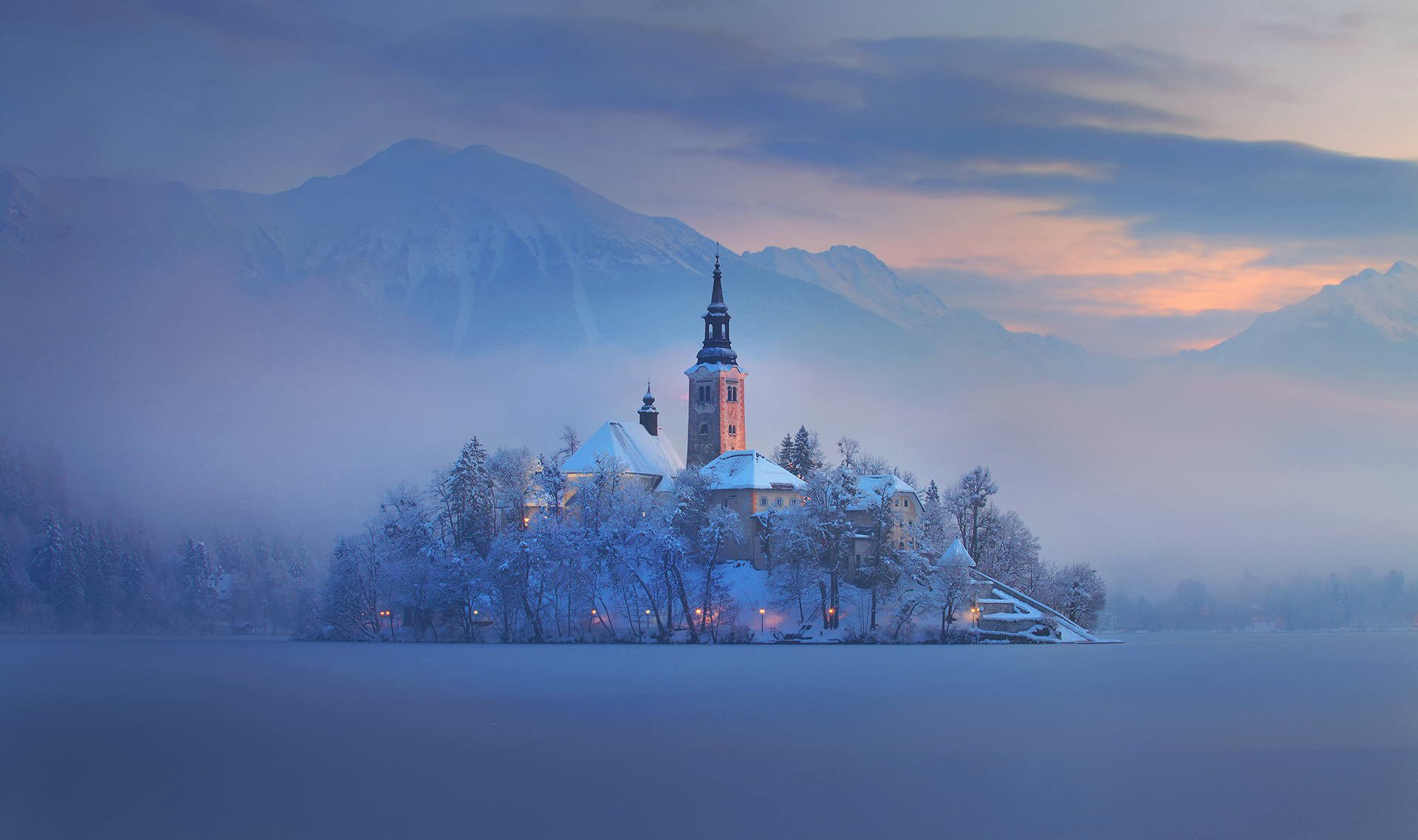 eslovenia bled lago montañas isla niebla casas iglesia invierno