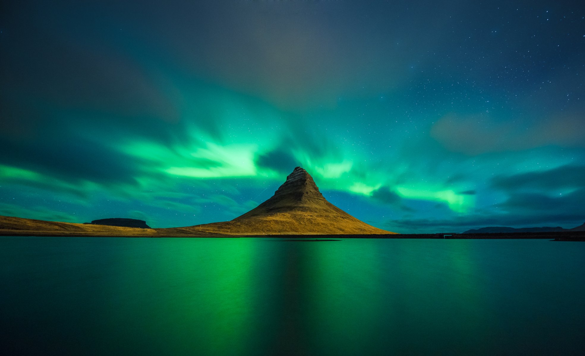 kirkjufell islandia zorza polarna odbicie slandia zorza polarna