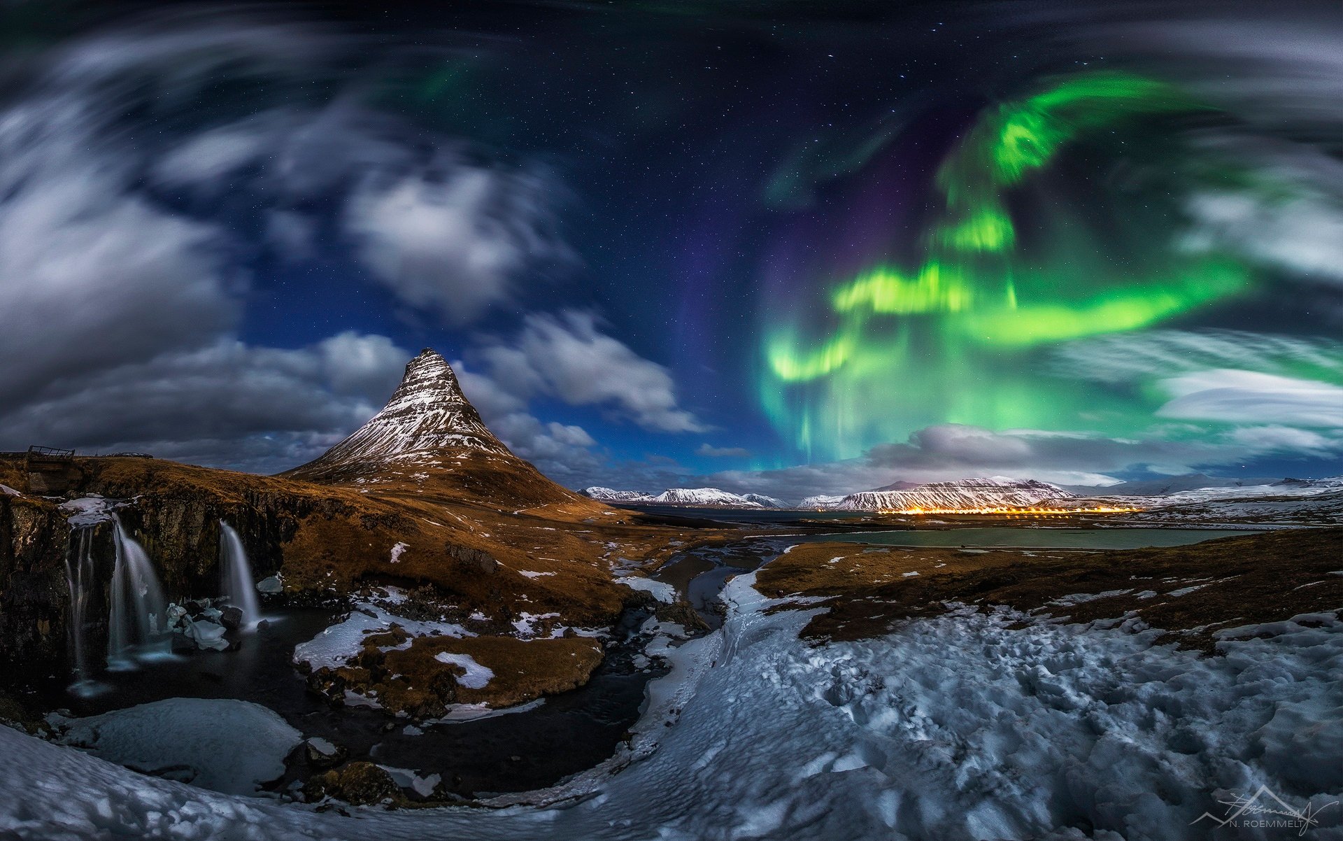 исландия kirkjufell гора вулкан скалы водопад снег ночь северное сияние звезды облака панорама