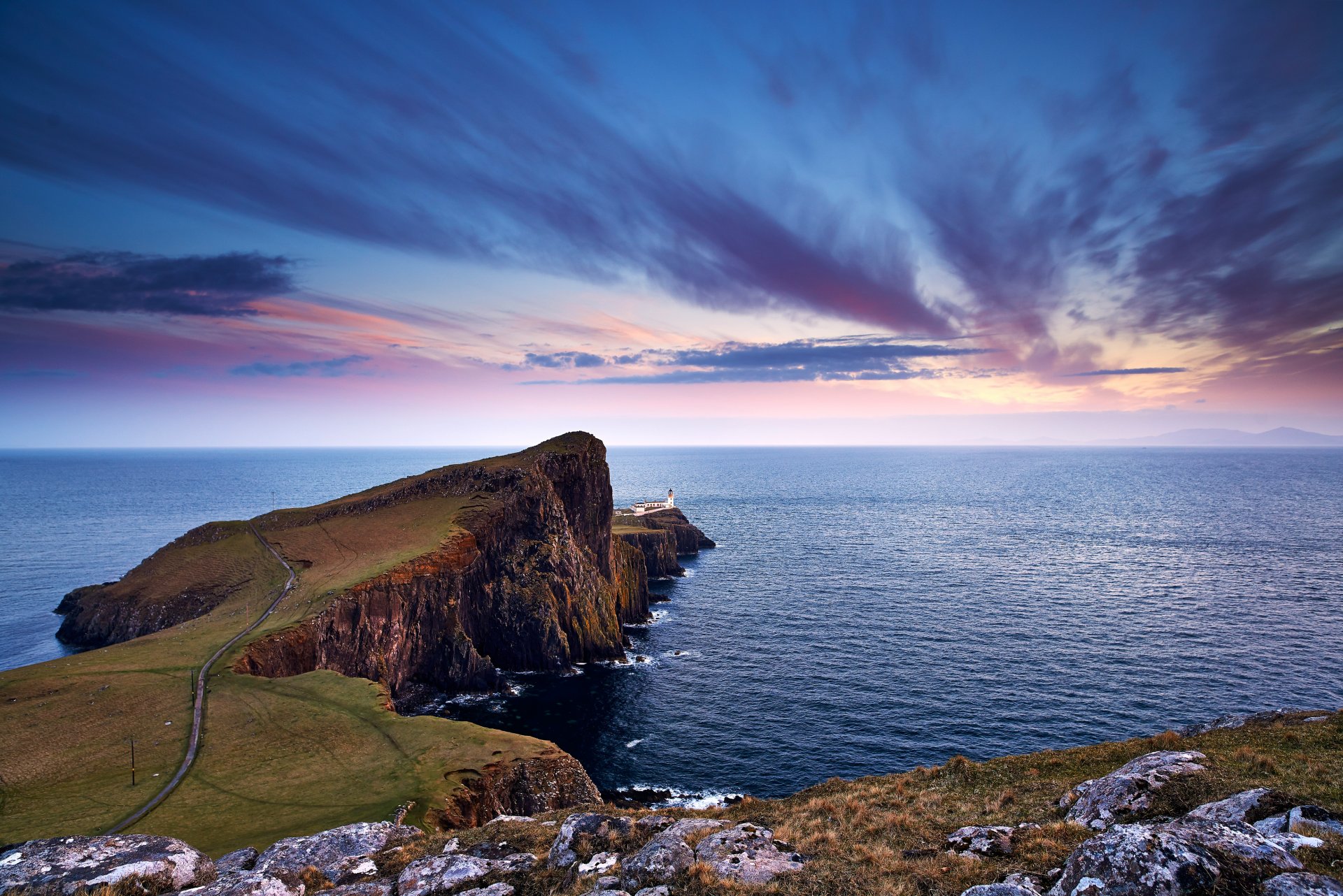 neist punkt schottland himmel wolken abend meer kap straße leuchtturm steine