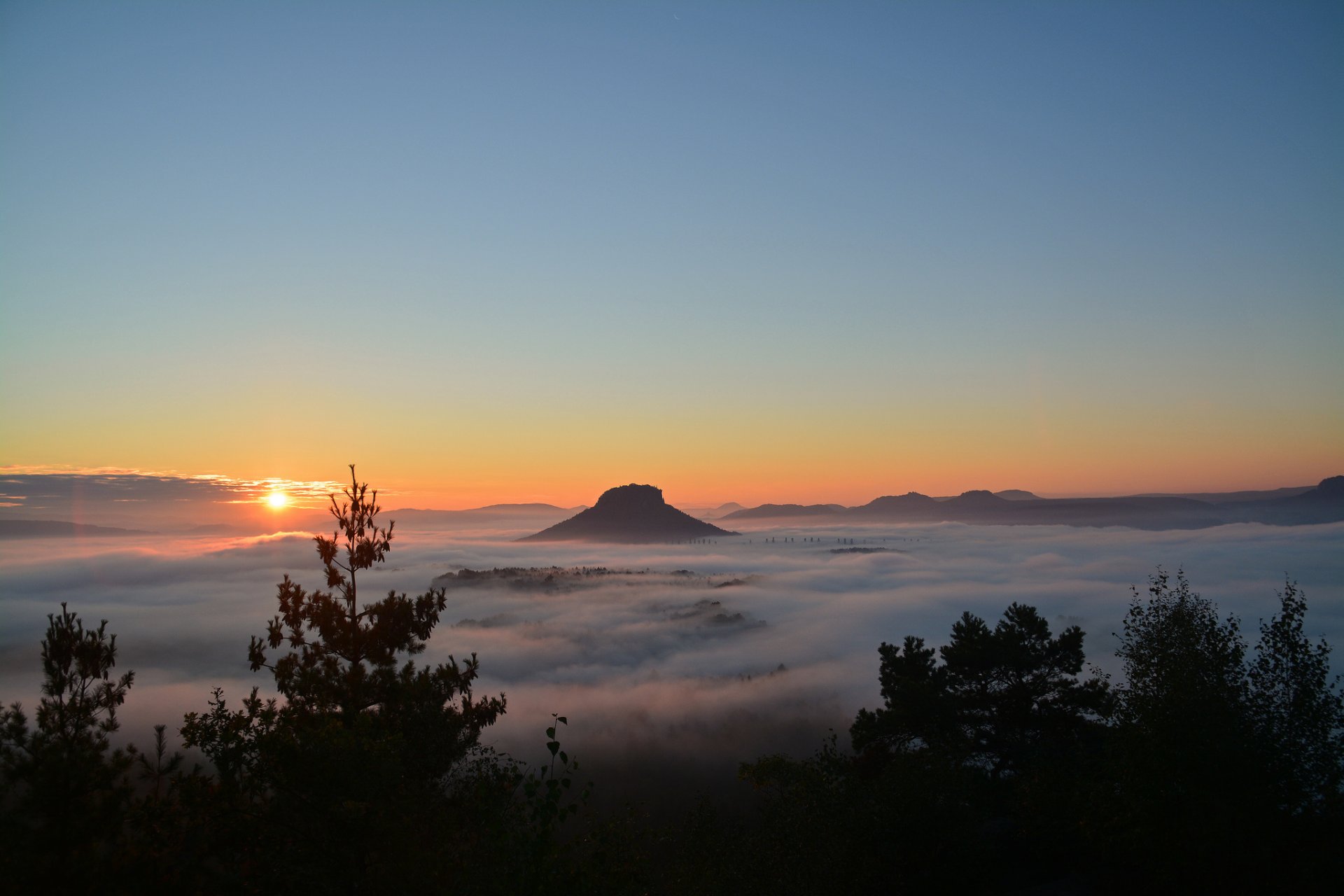 himmel berg wolken bäume sonnenuntergang nebel