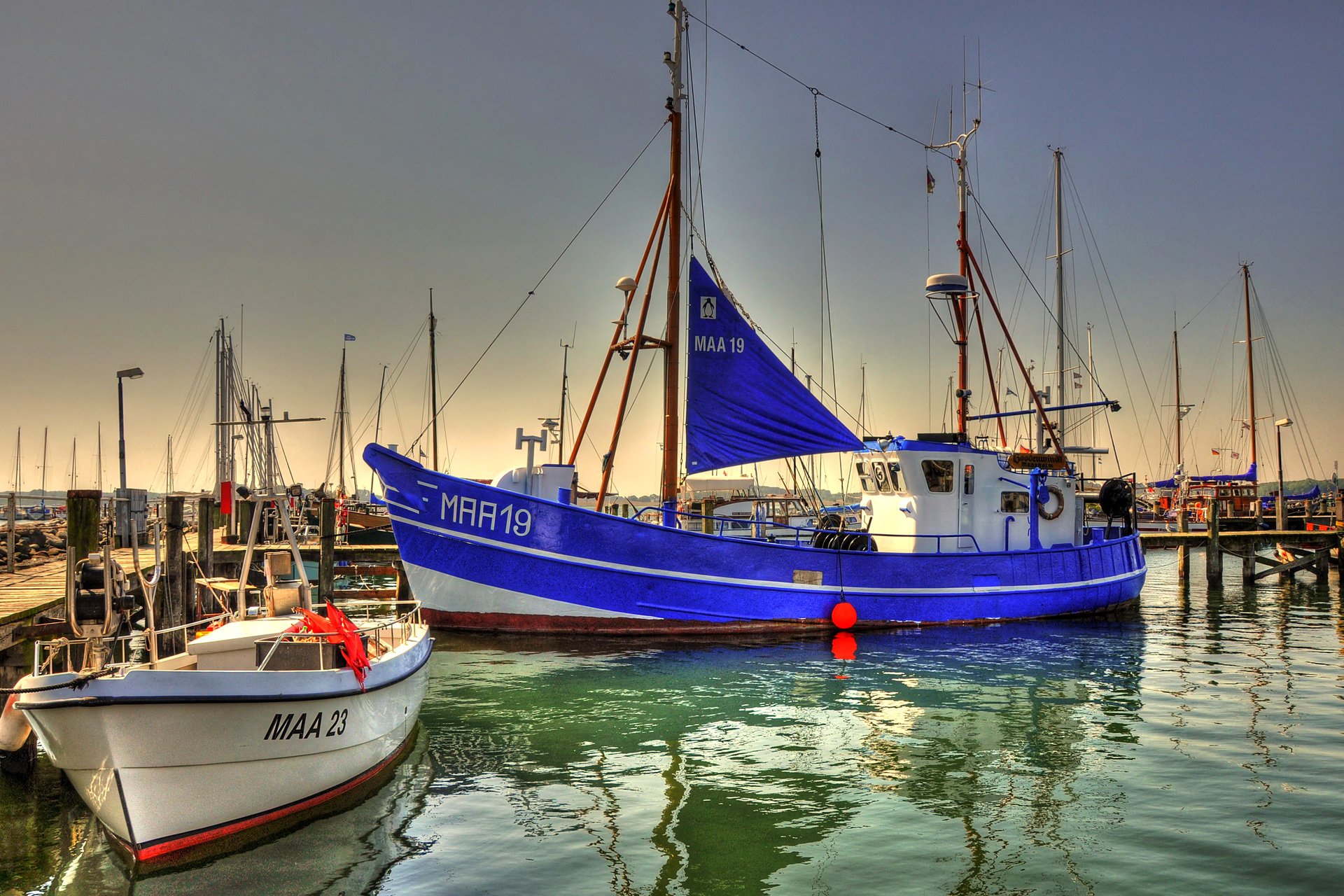 maschholm deutschland hafen liegeplatz anlegestelle boot yacht mast zuhause himmel stadt