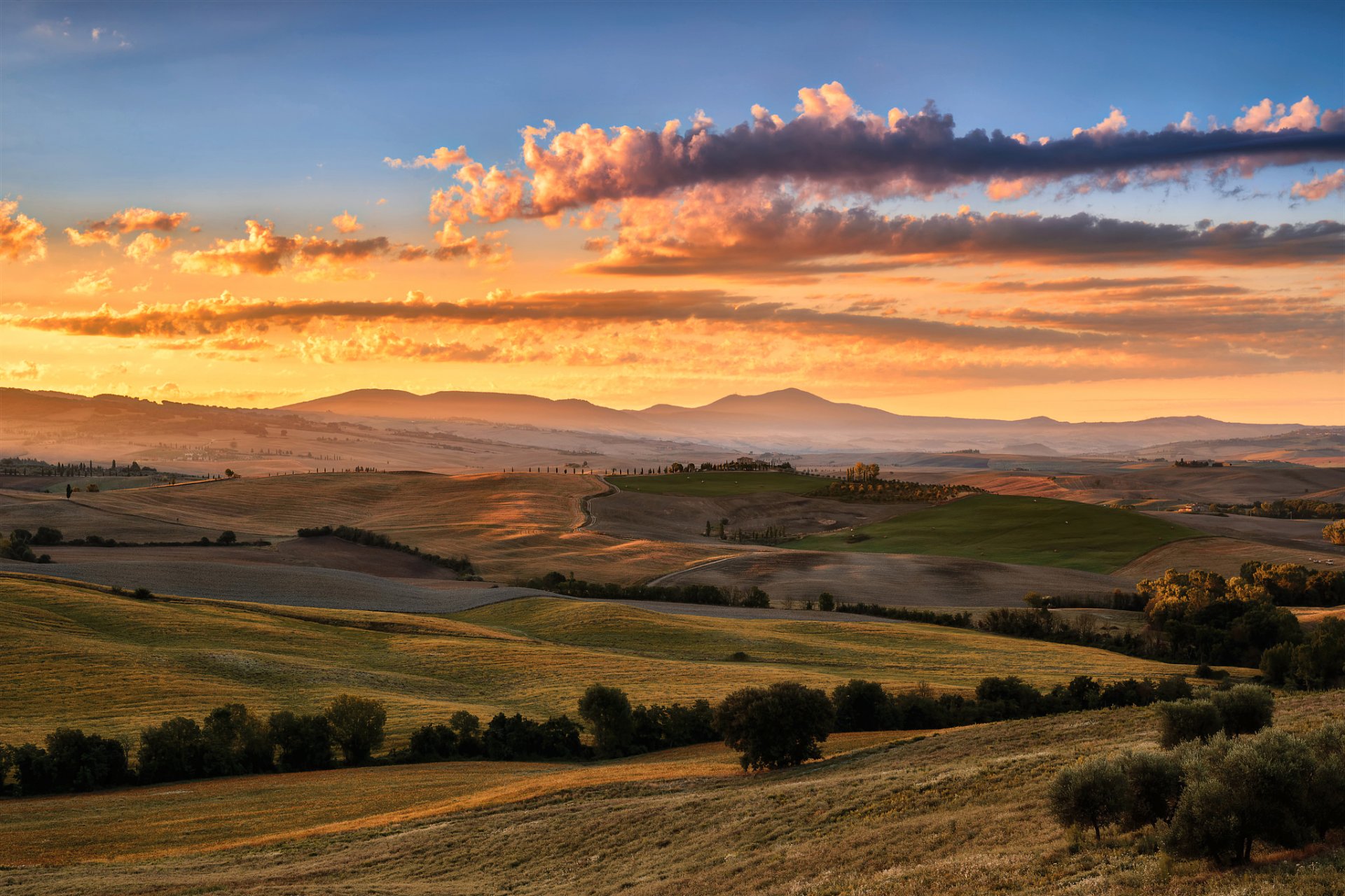 italien toskana sommer august felder licht himmel wolken