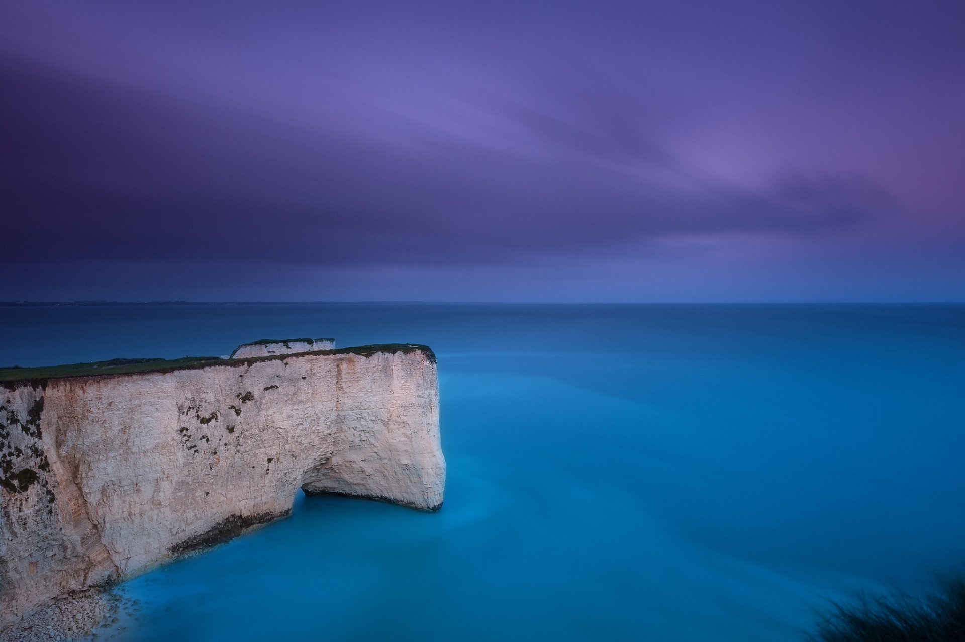 großbritannien england felsen bucht blau flieder himmel wolken