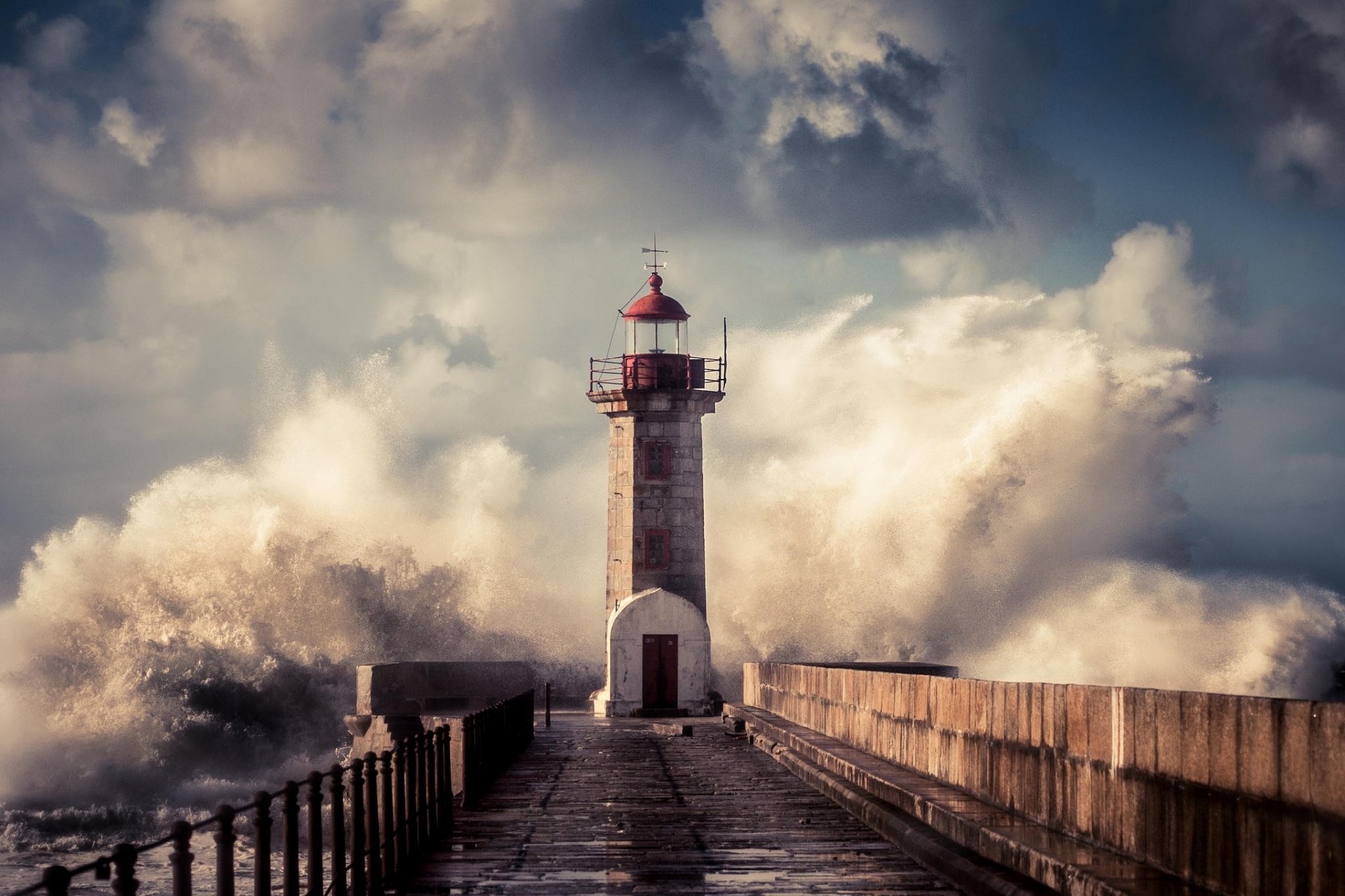 lighthouse waves spray storm