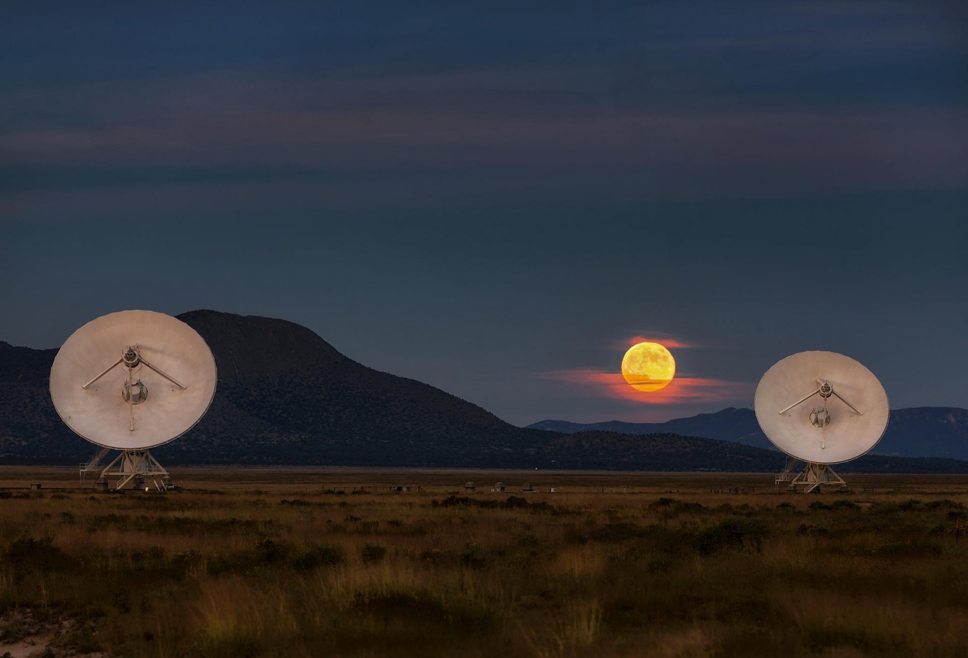 radioteleskop landschaft sonnenuntergang dämmerung berge mond