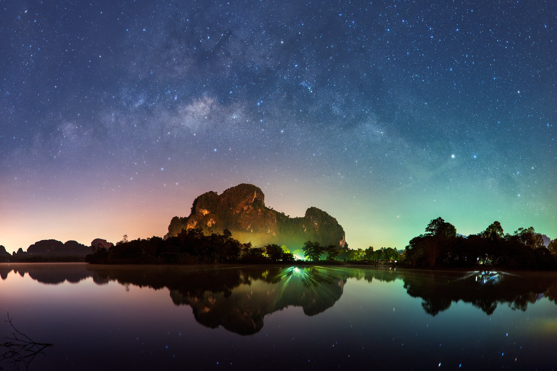 atomiczen thailand krabi milchstraße sterne nacht himmel felsen strand meer wasser lichter thailand krabi-bucht berge lichter magisch hd