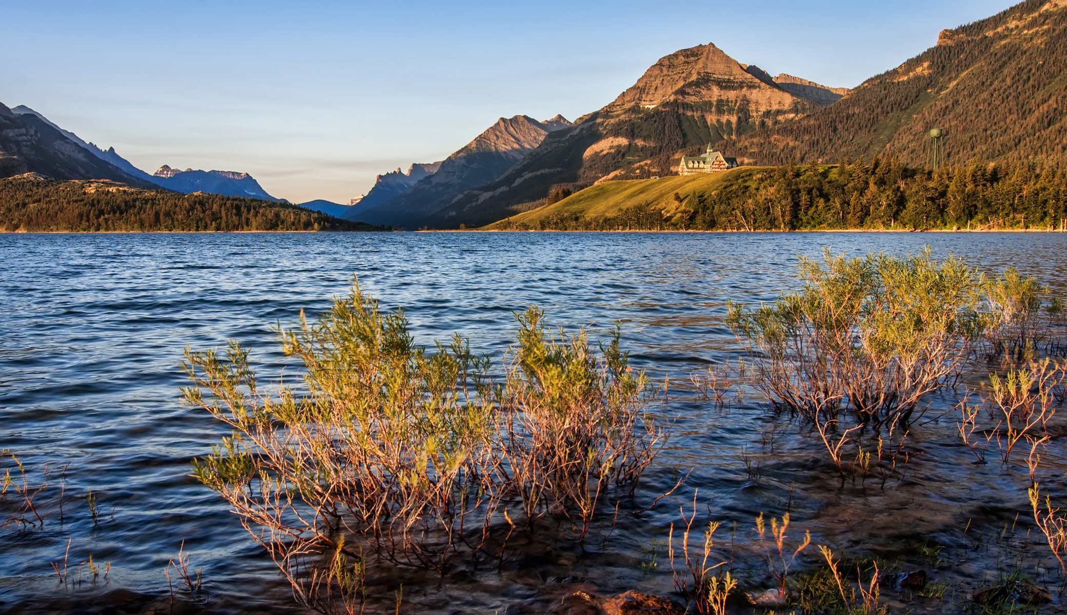 alberta canada cielo montagne foresta alberi lago tramonto