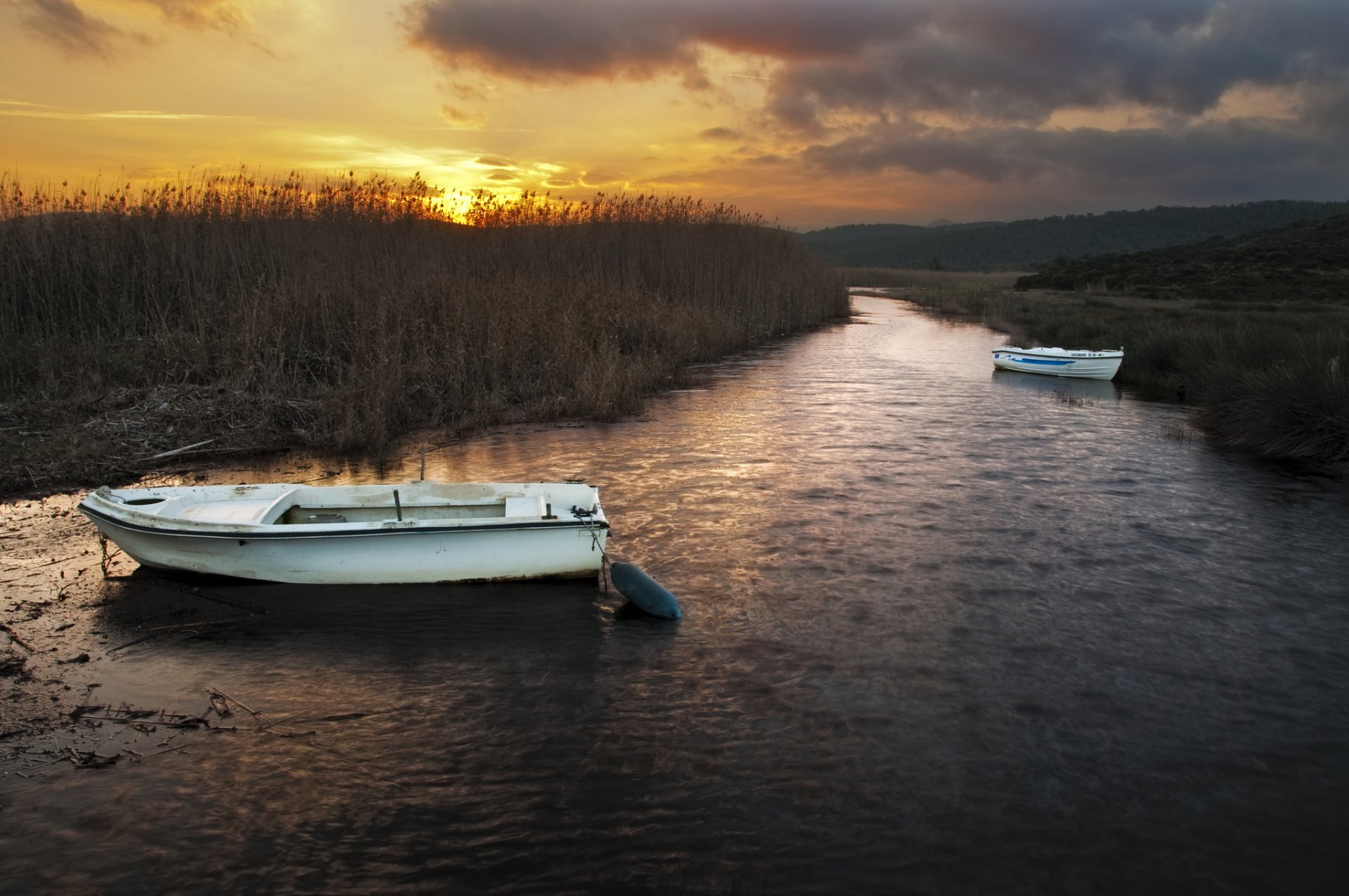 fiume canne barche tramonto