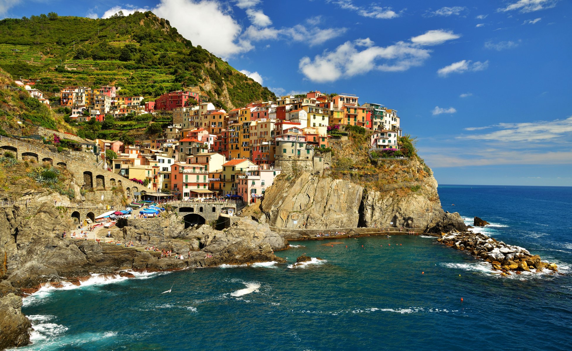 manarola cinque terre włochy niebo morze miasto domy zatoka skała