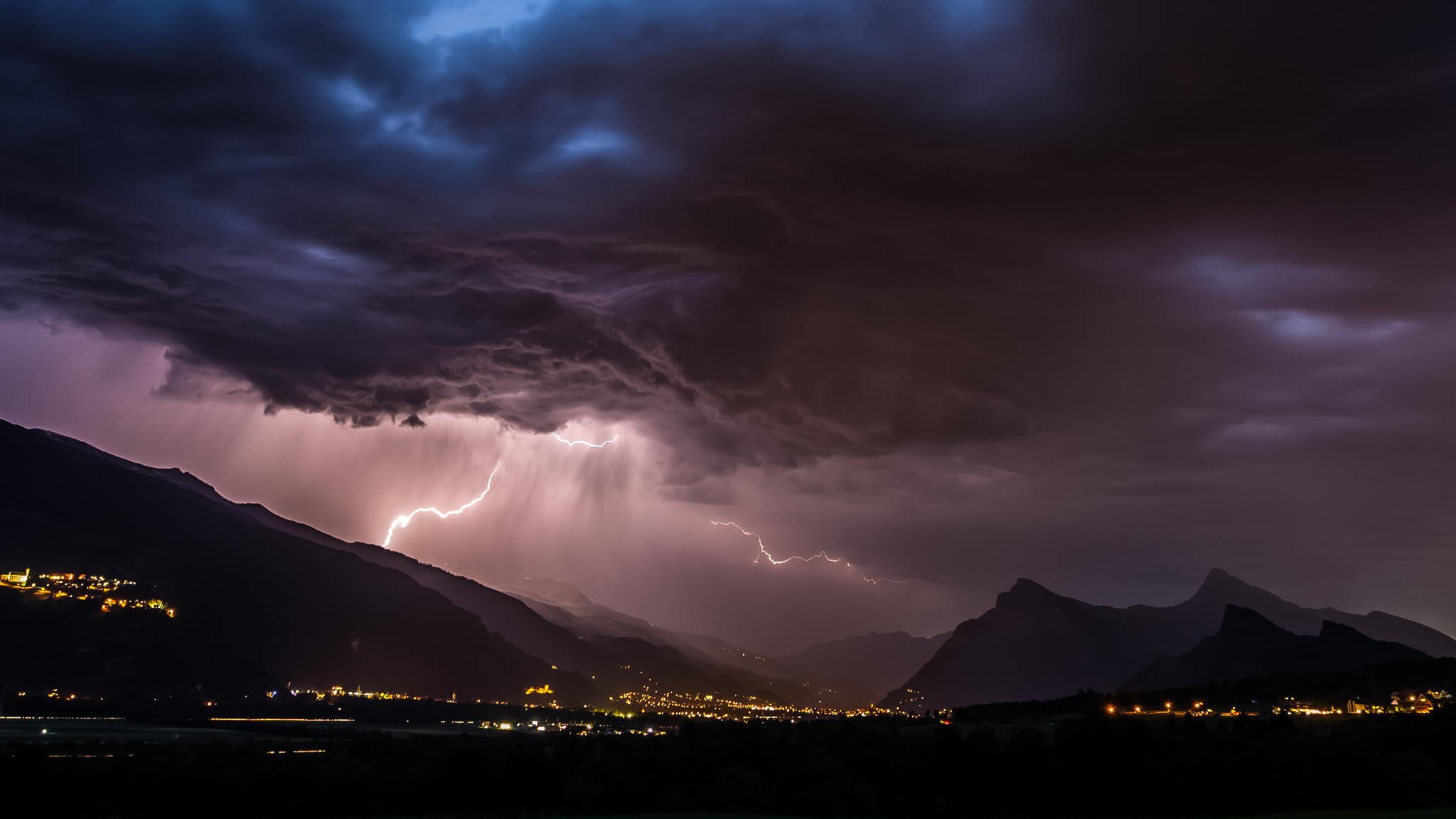 notte montagna fulmine temporale città luci