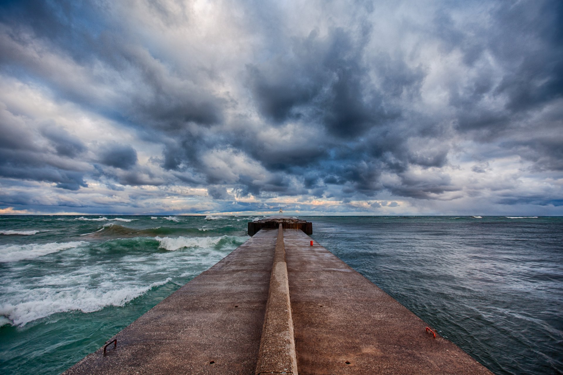 mare onde nuvole molo