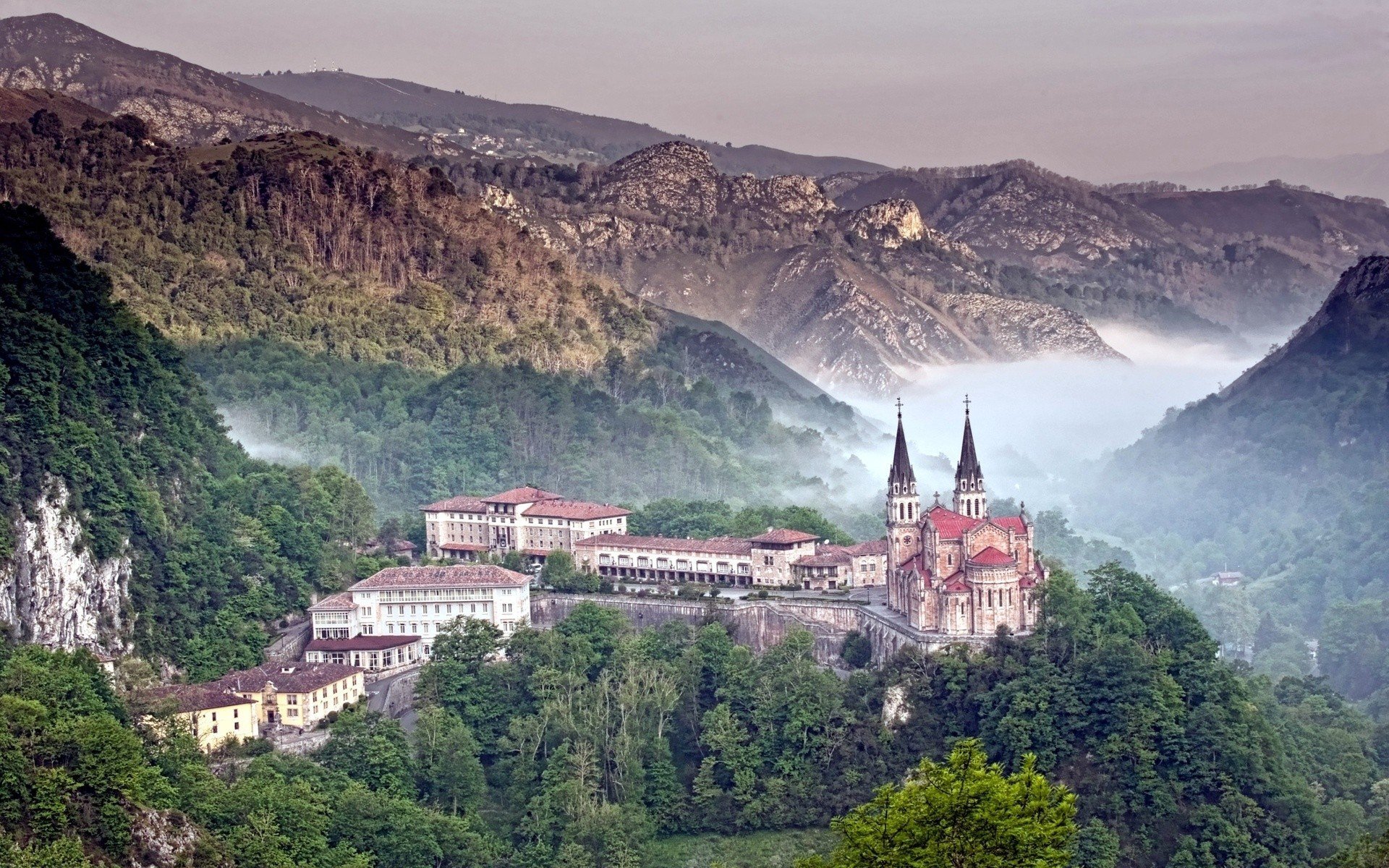 góry las mgła budynki covadonga zamek katedra asturia hiszpania pasmo picos de europa natura zdjęcia