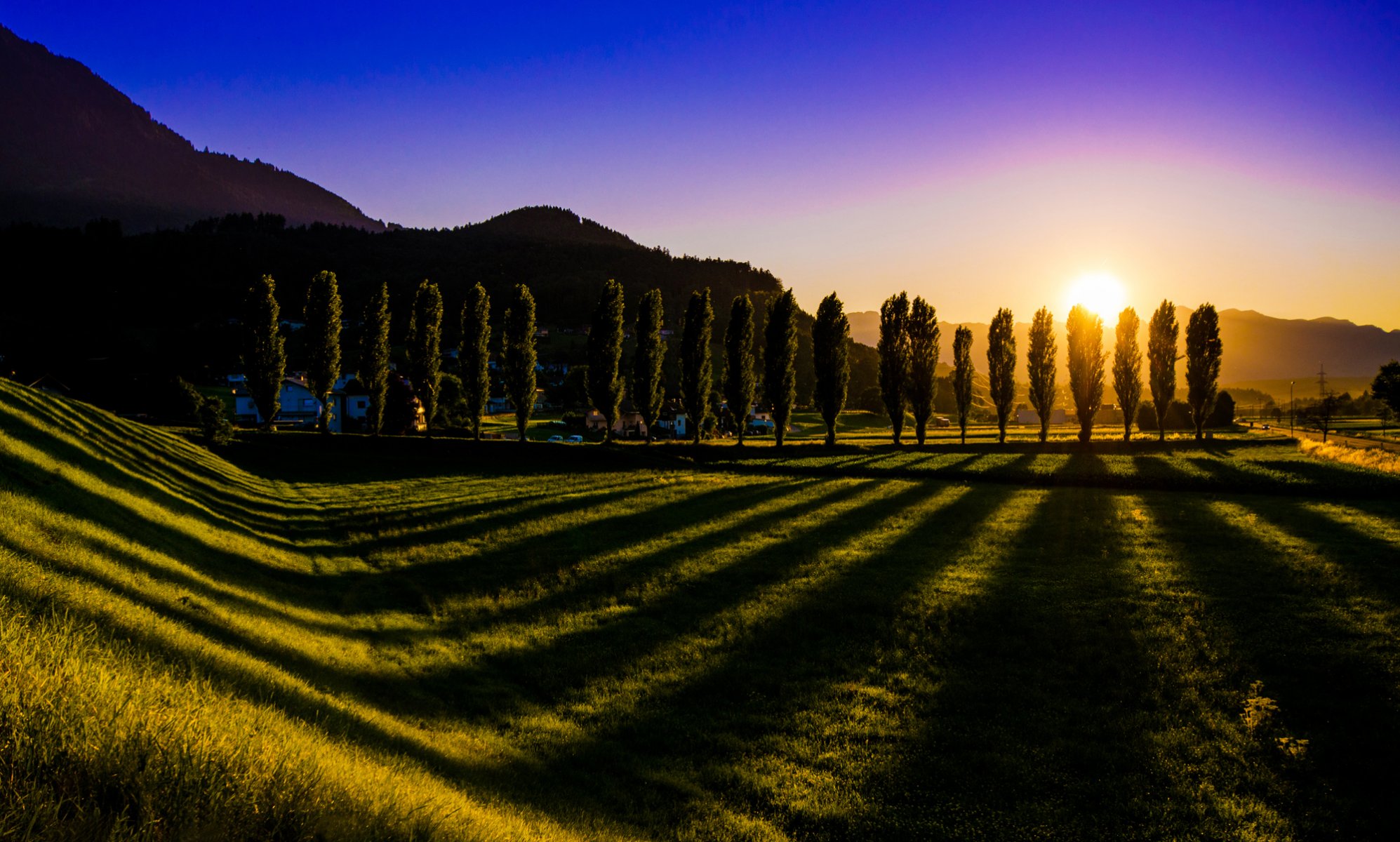 nenzing österreich sonnenuntergang himmel sonne bäume schatten rasen gras landschaft