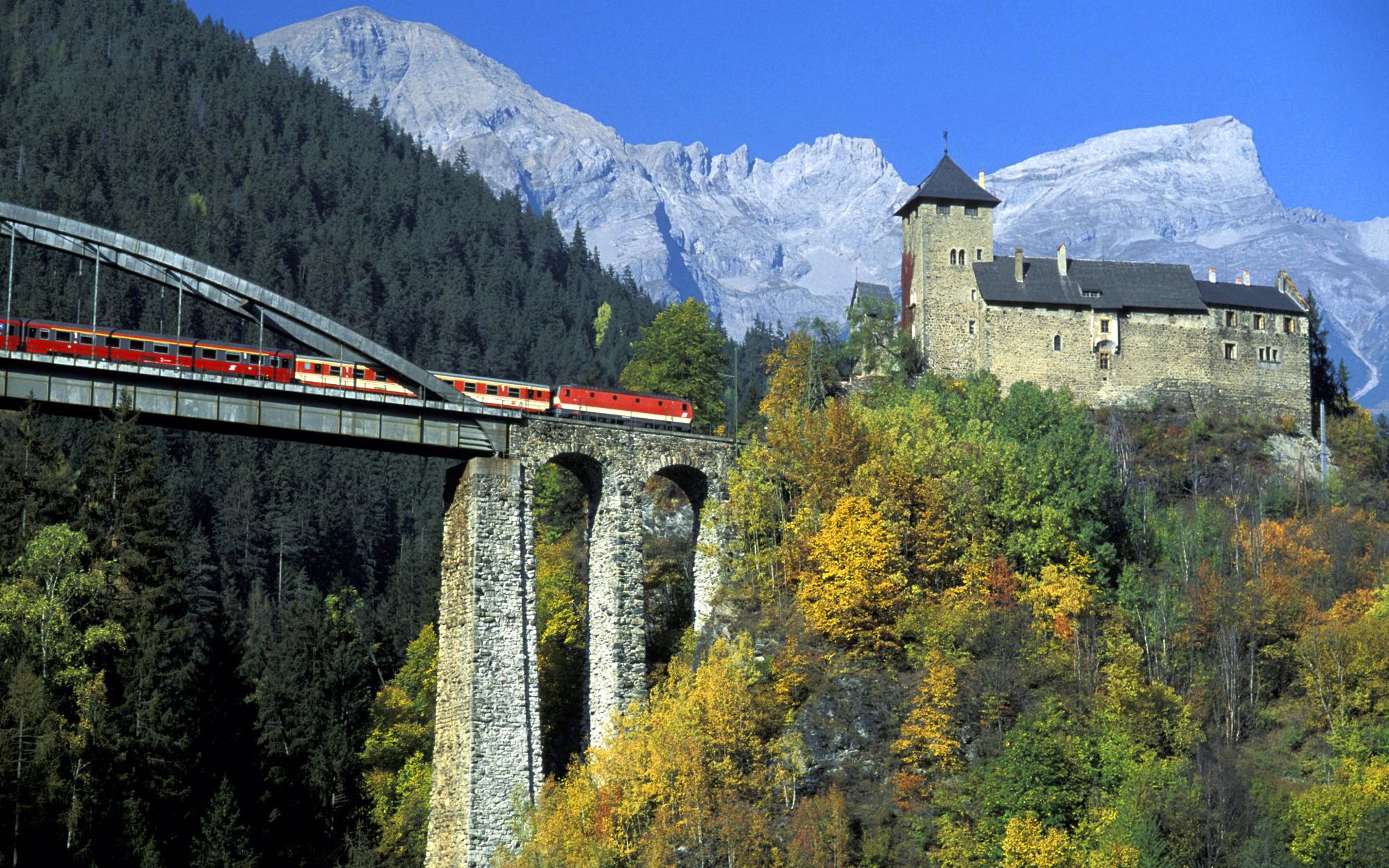 austria cielo montañas bosque árboles castillo torre puente apoyo tren