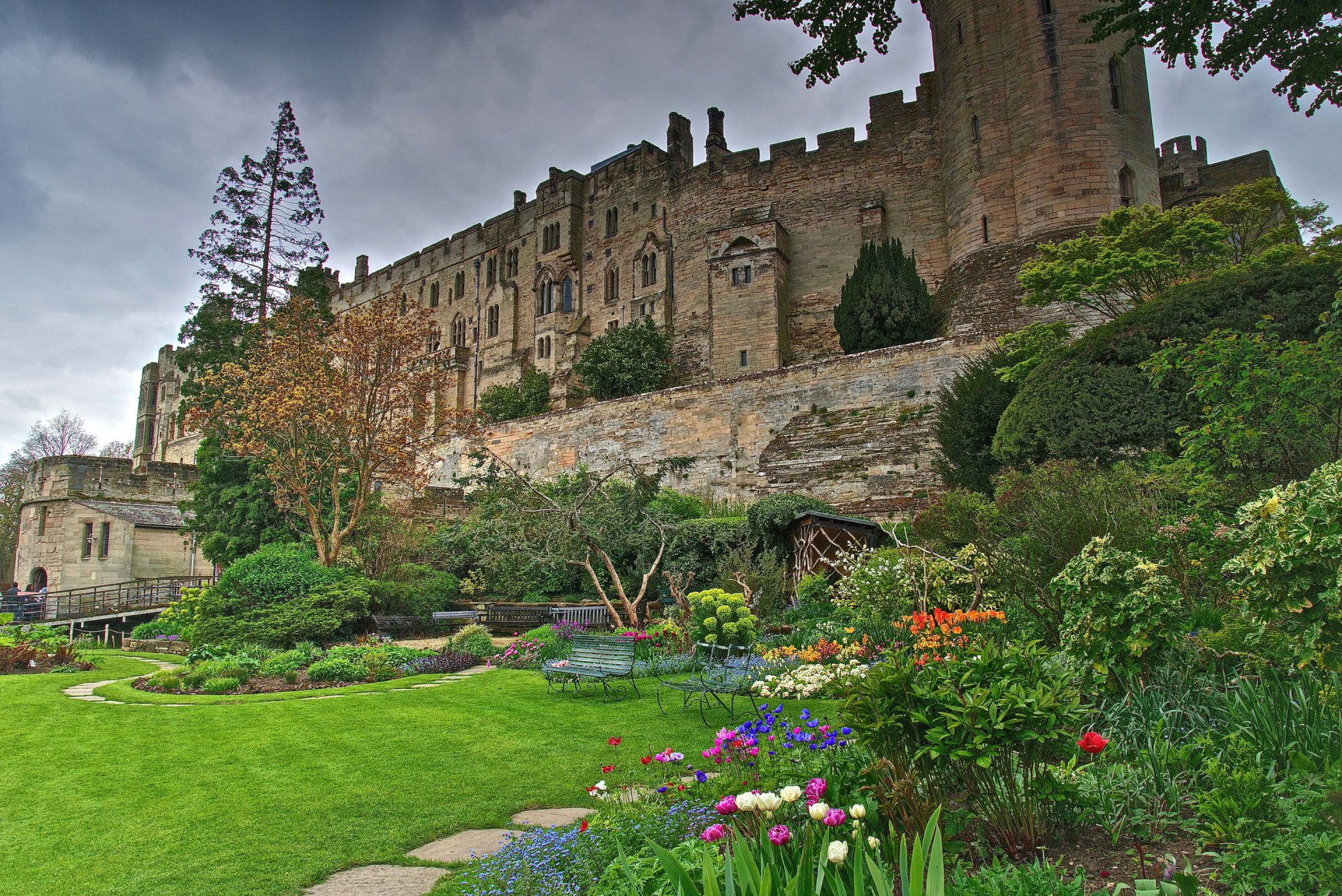 château de warwick warwickshire angleterre ciel nuages parc arbres château fleurs buissons