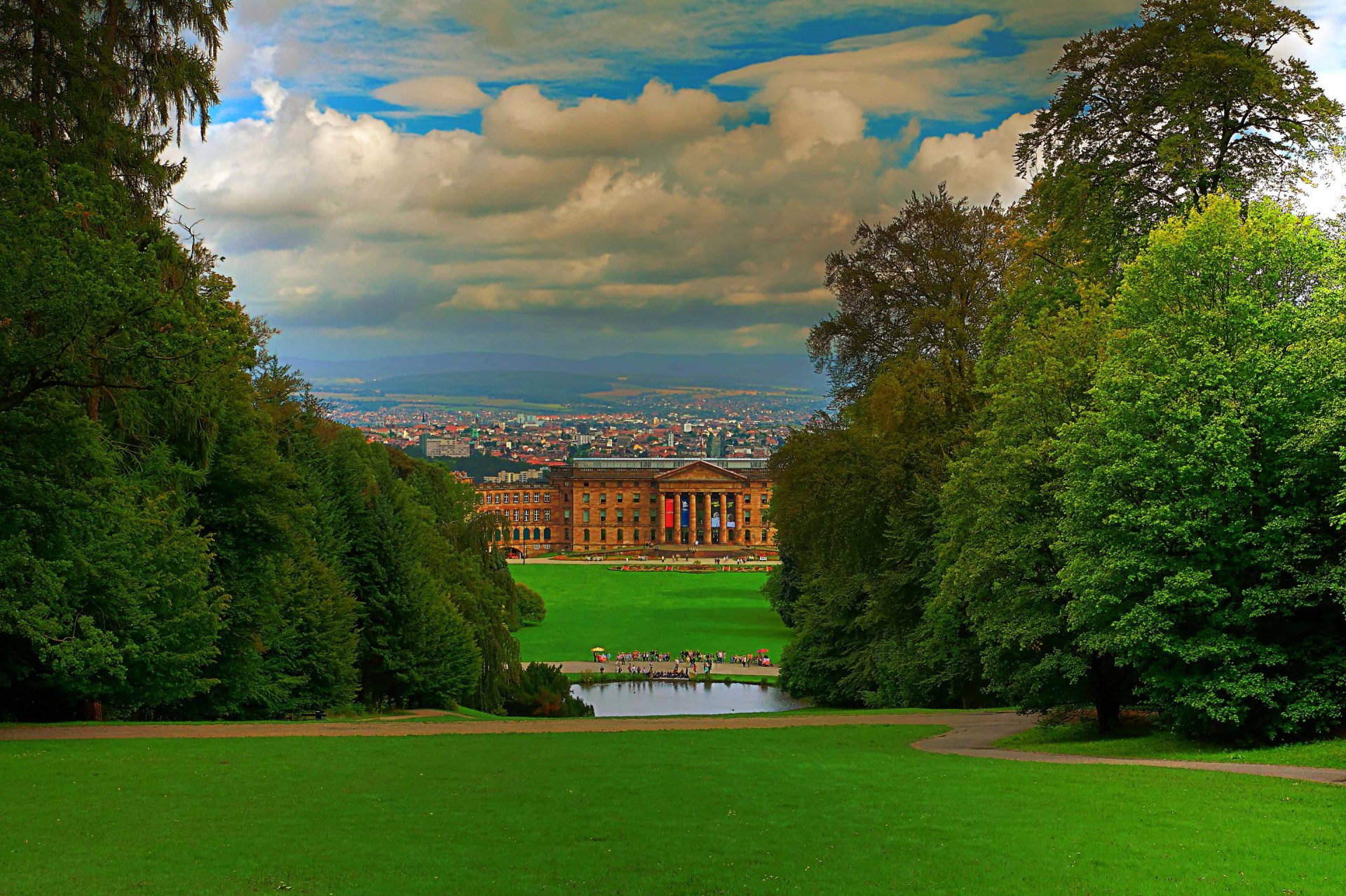 germania cielo nuvole parco alberi erba case persone città