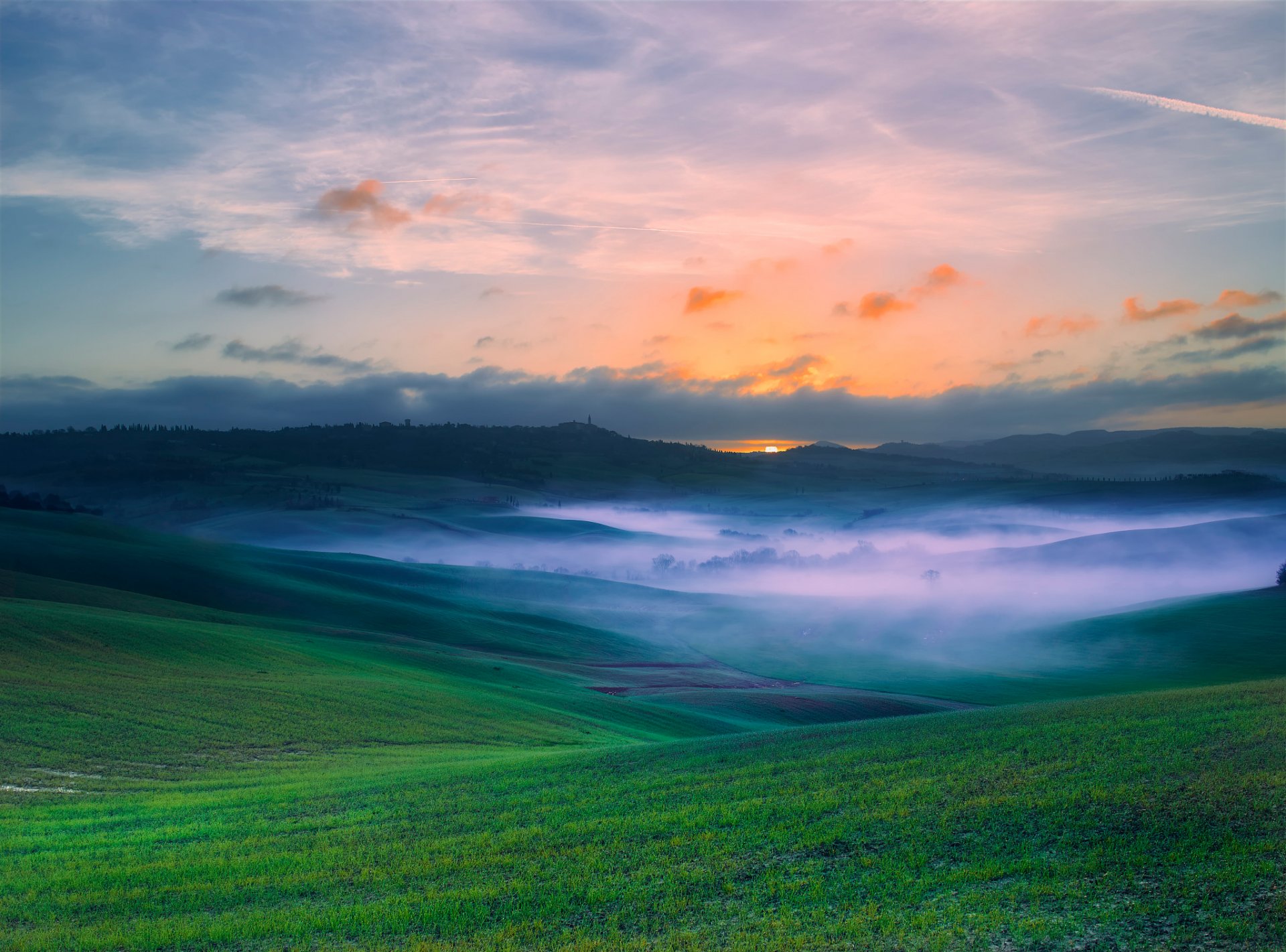 italia toscana valle campo niebla