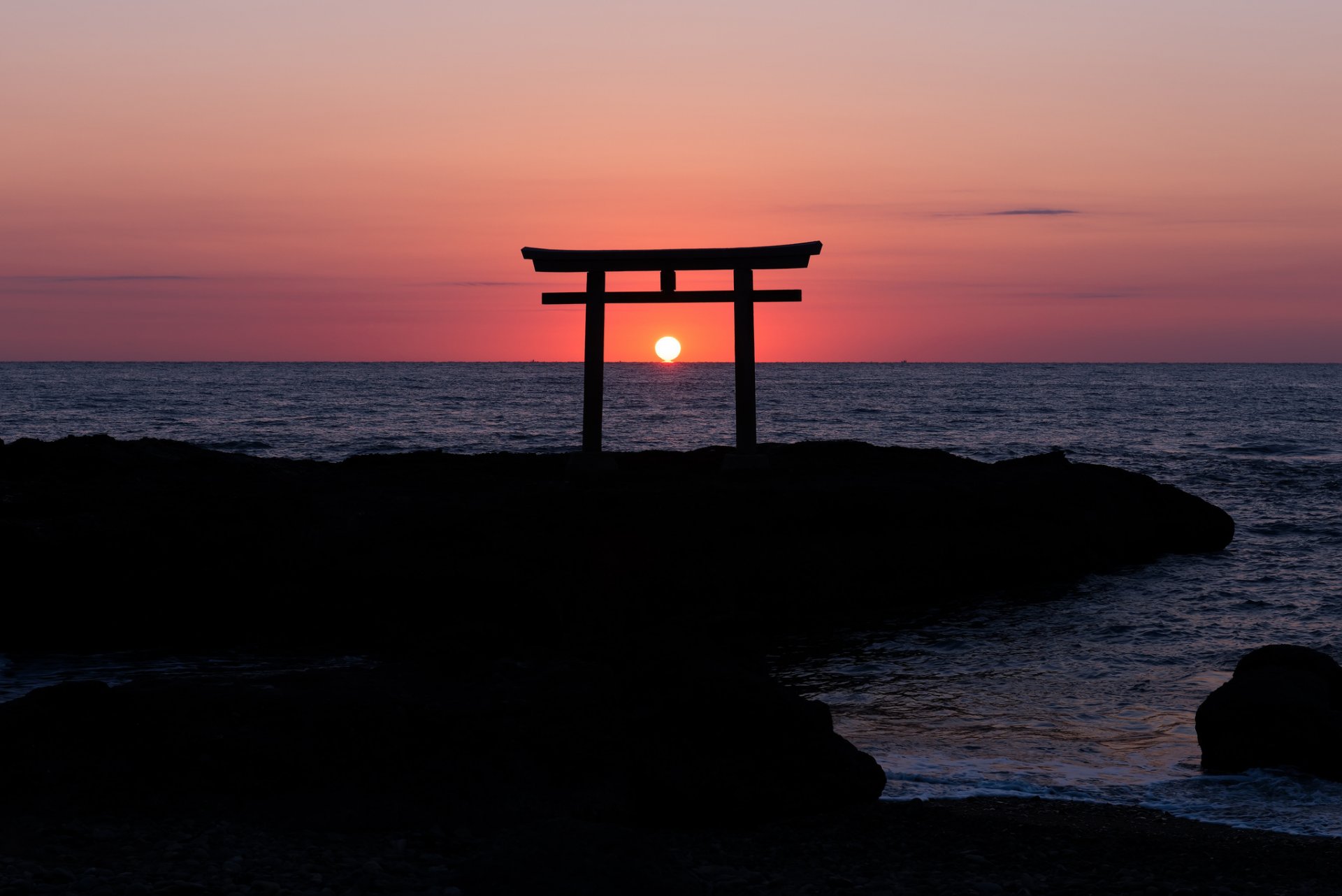 japan torii bogen küste felsen ozean abend sonnenuntergang sonne horizont orange himmel