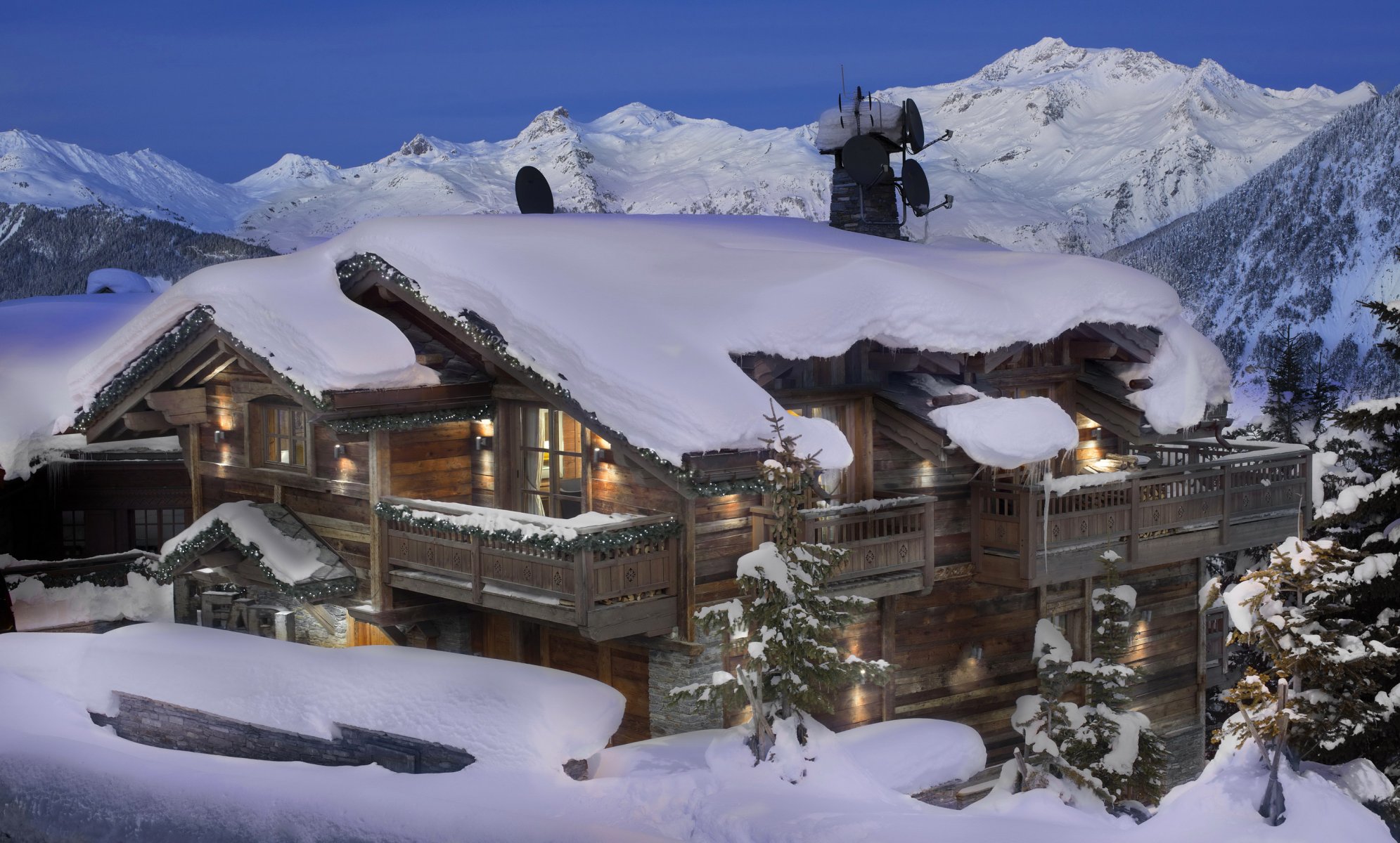 courchevel frankreich berge alpen winter schnee abend haus hotel urlaub