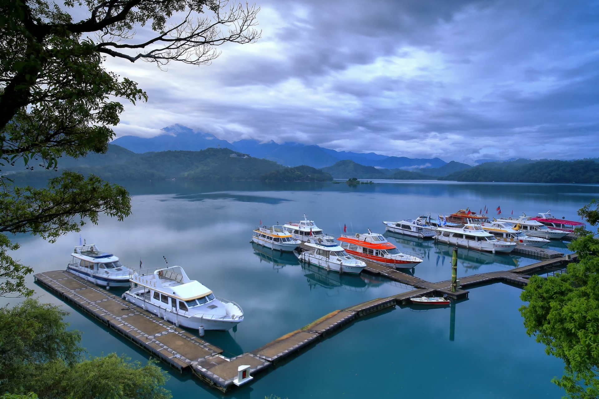 ciel nuages montagnes lac quai navires bateau arbres