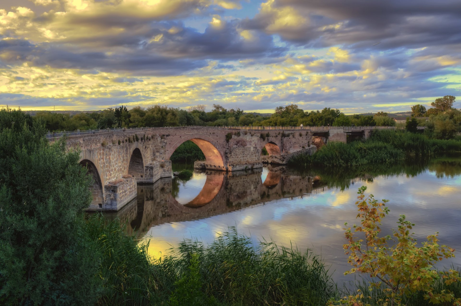 puente romano miasto merida most rzymski łukowy krajobraz