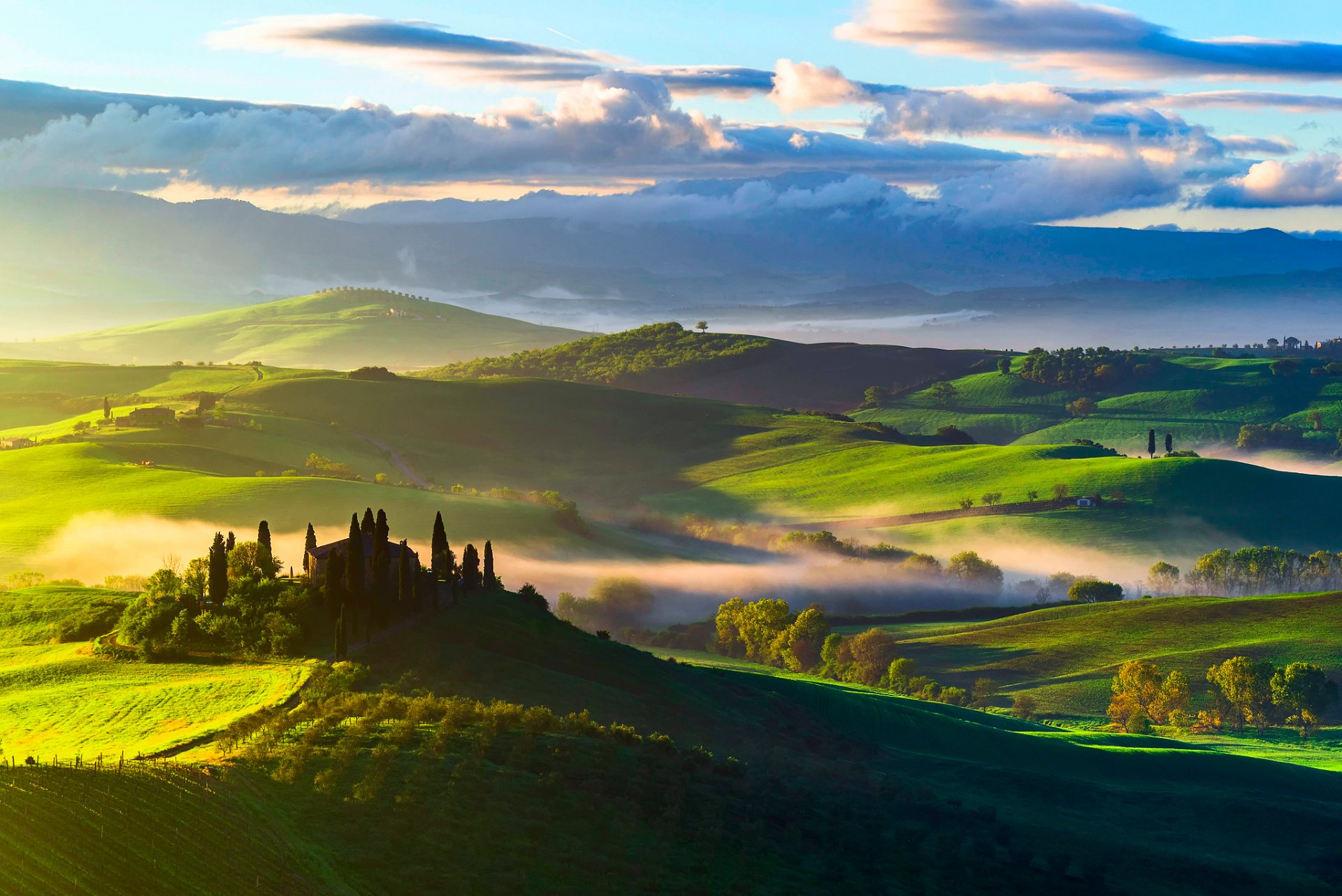 italia toscana mañana cielo nubes colinas campos niebla finca árboles