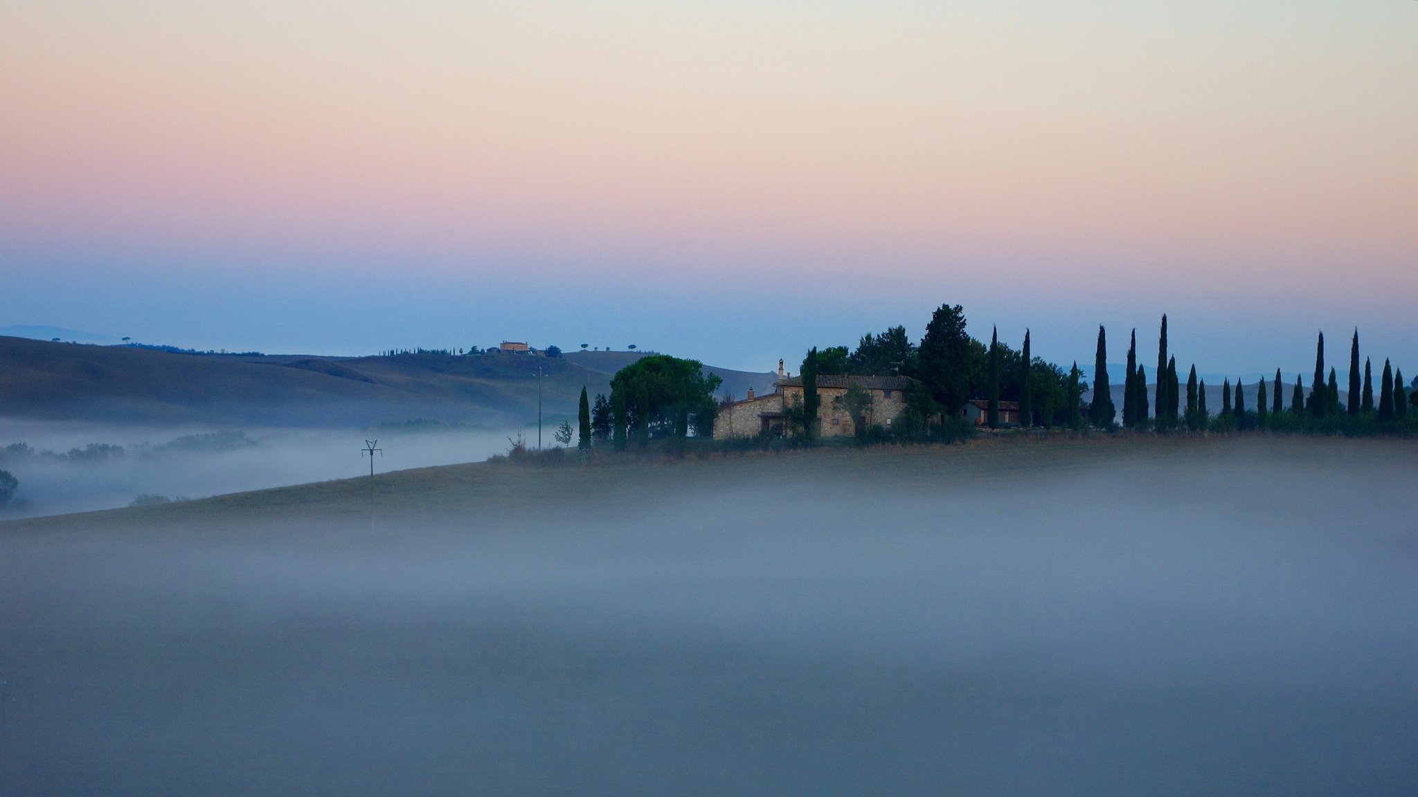 italia toscana cielo mattina nebbia casa alberi colline