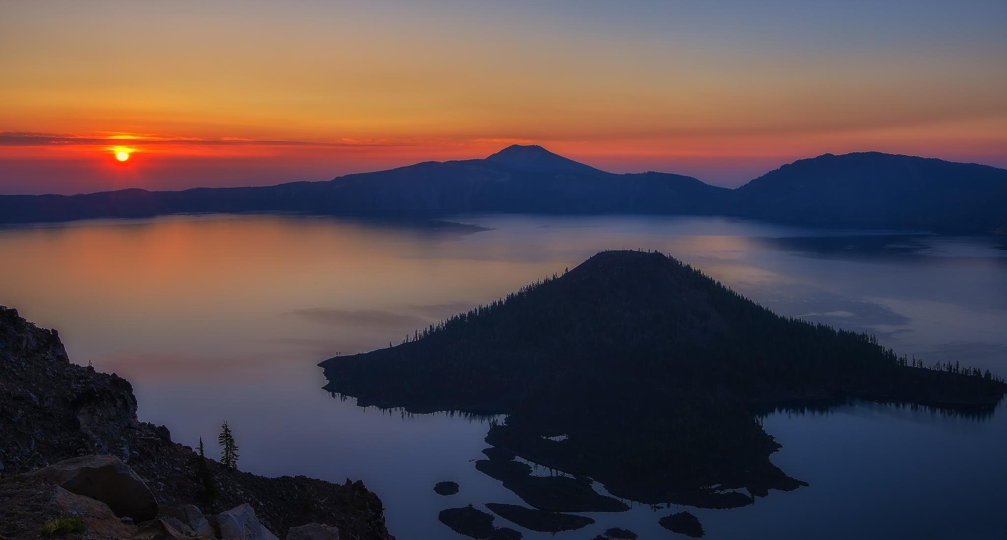 montagnes cratère lac aube lac de cratère oregon états-unis