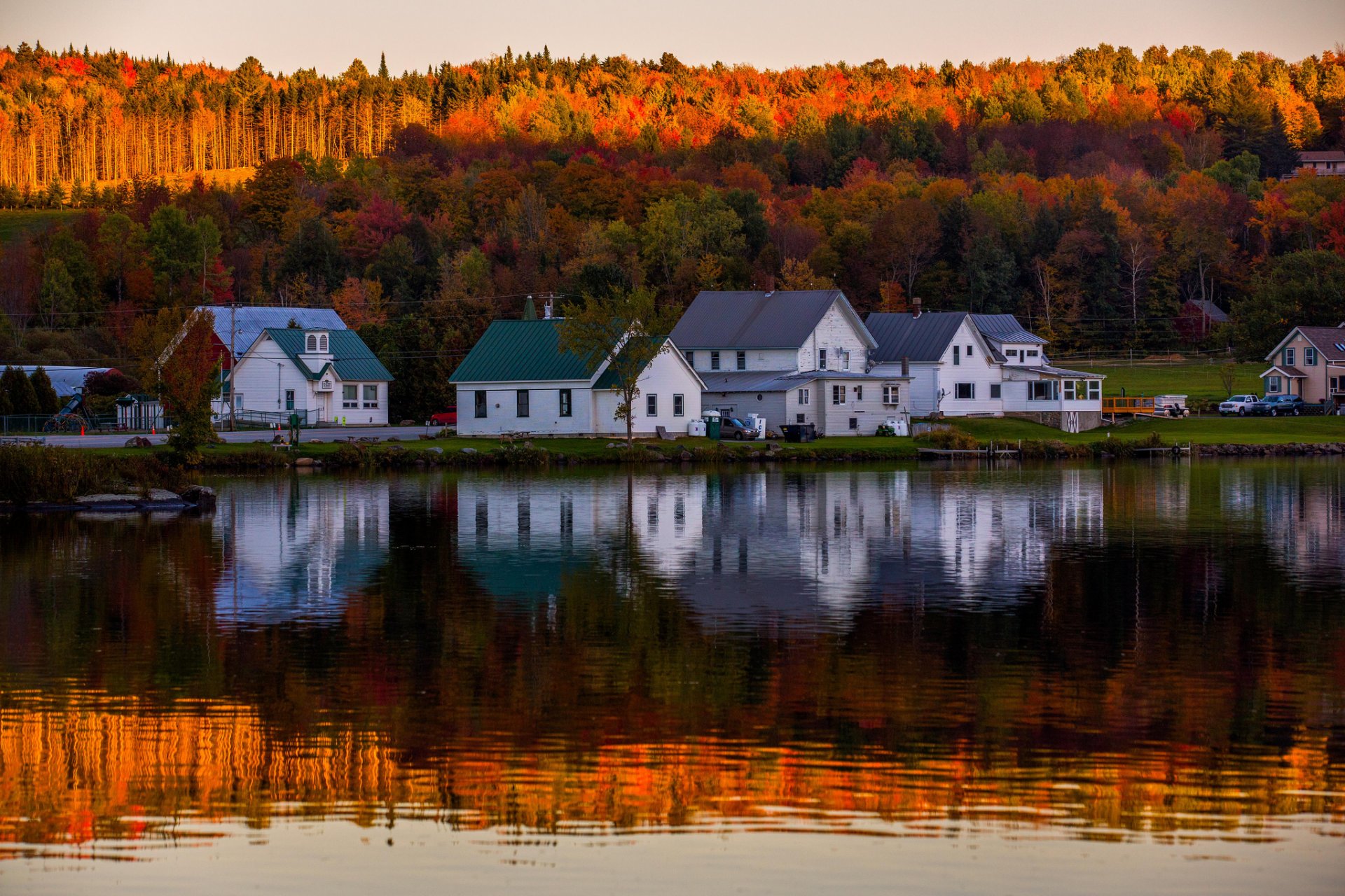 lago naturaleza paisaje bosque otoño casas reflexión