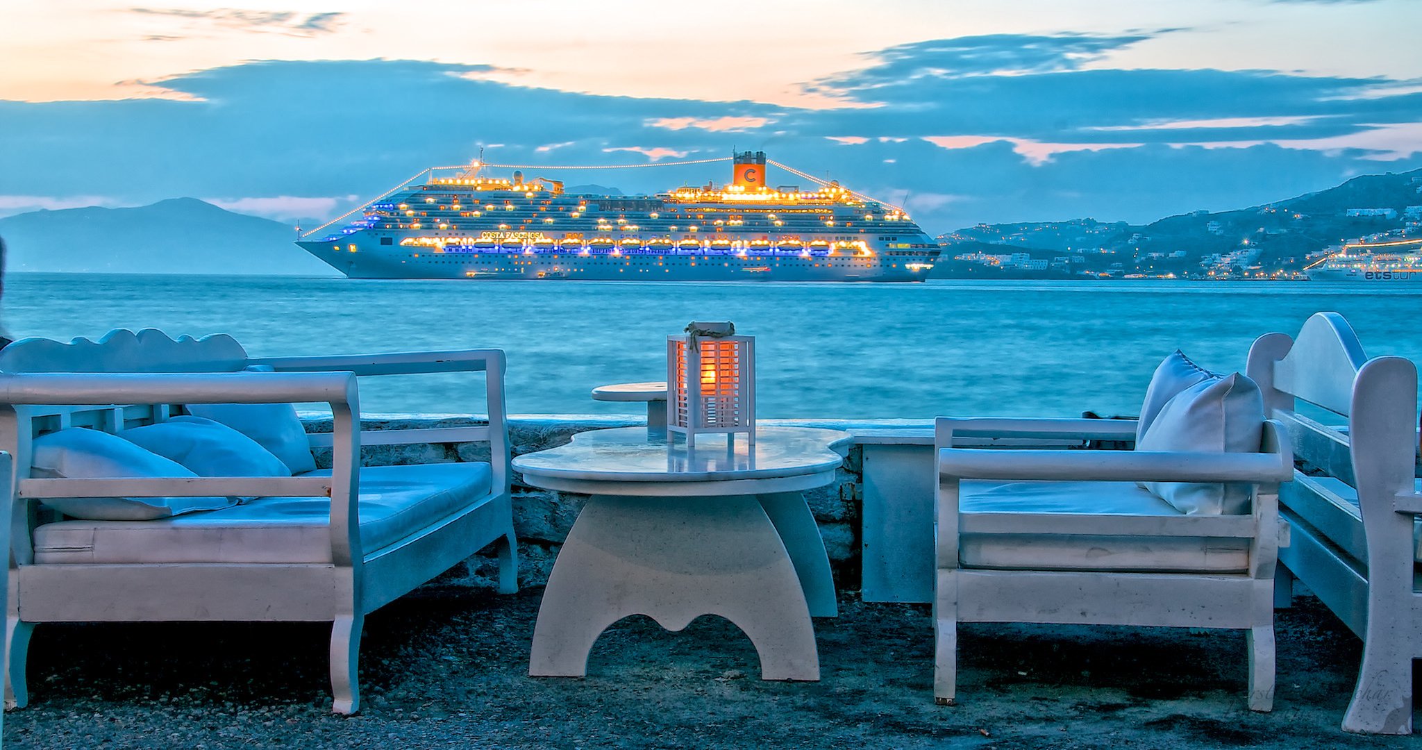 grecia isla de mykonos cielo mar nubes montañas noche luces forro barco silla mesa ocio