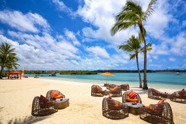 Resort auf einer Insel mit Palmen und direkt am Meer