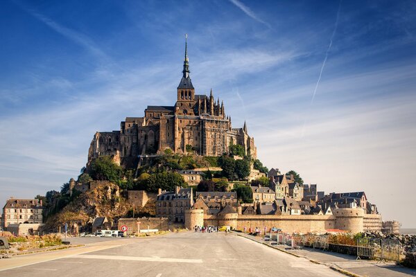 Camino que conduce al castillo de Mont Saint-Michel
