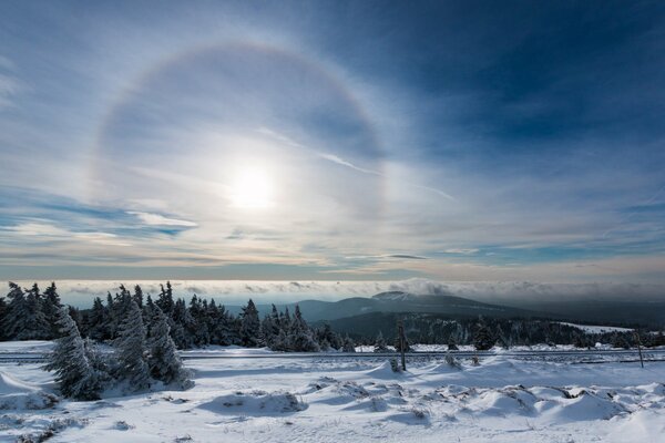 Schöner Sonnenschein am frostigen Winterhimmel