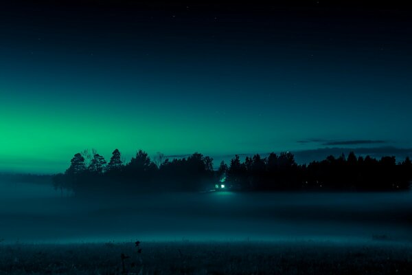 Das Feld ist von Nachtnebel umwickelt, an dessen Rand das flackernde Licht der Lampe sichtbar ist